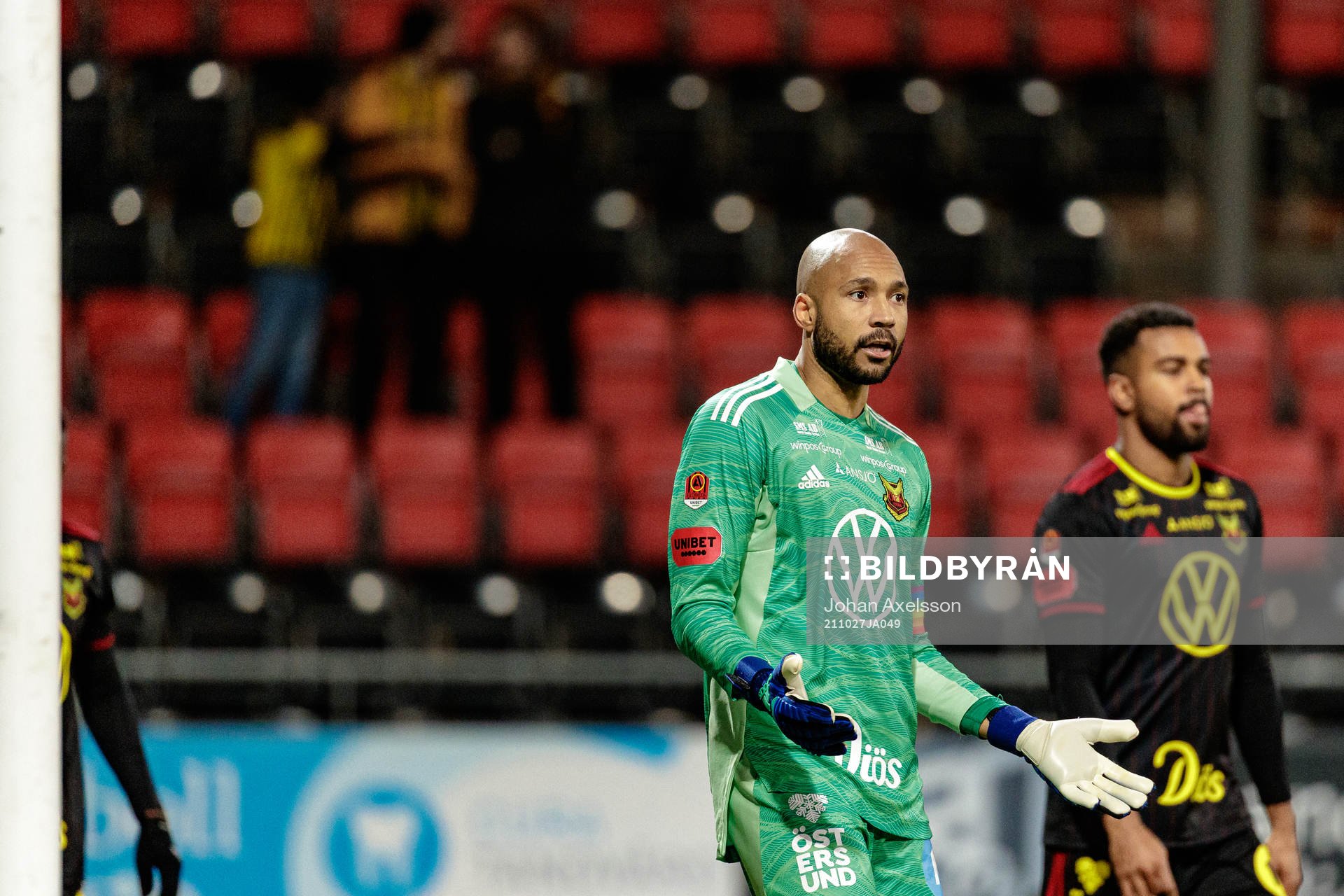 Östersunds målvakt Aly Keita  reagerar
