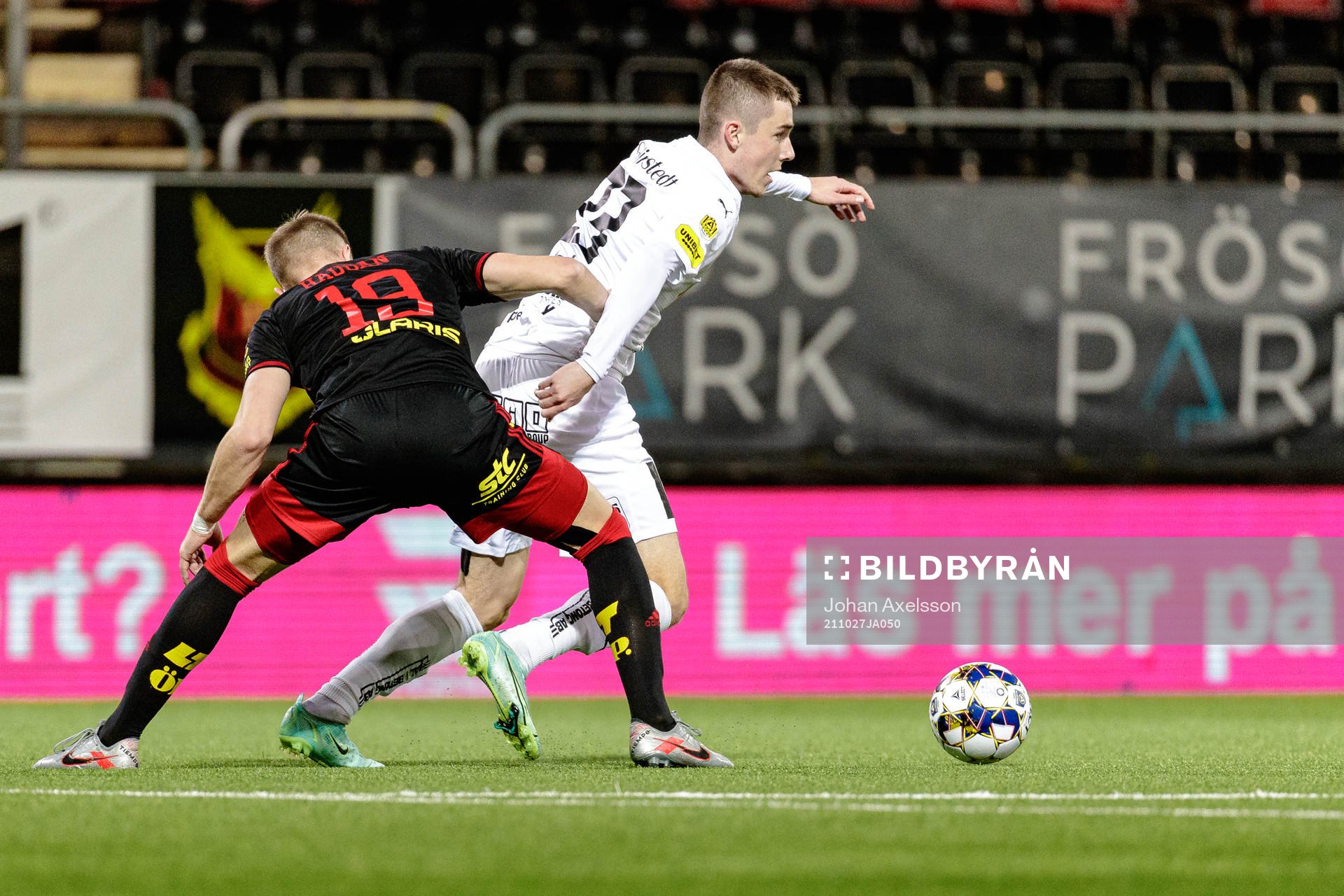 Häckens Patrik Wålemark i kamp med Östersunds Eirik Haugan under fotbollsmatchen i Allsvenskan mellan Östersund och Häcken den 27 oktober 2021 i Östersund.