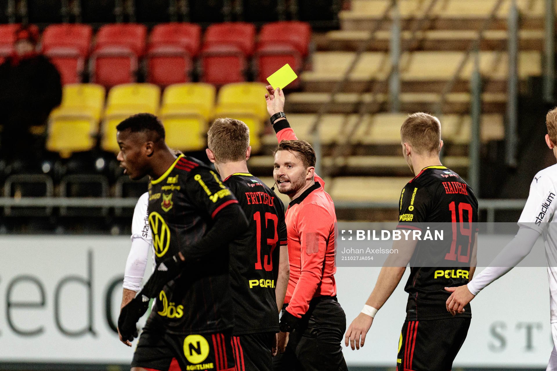 domare Joakim Östling ger Häckens Oskar Sverrisson gult