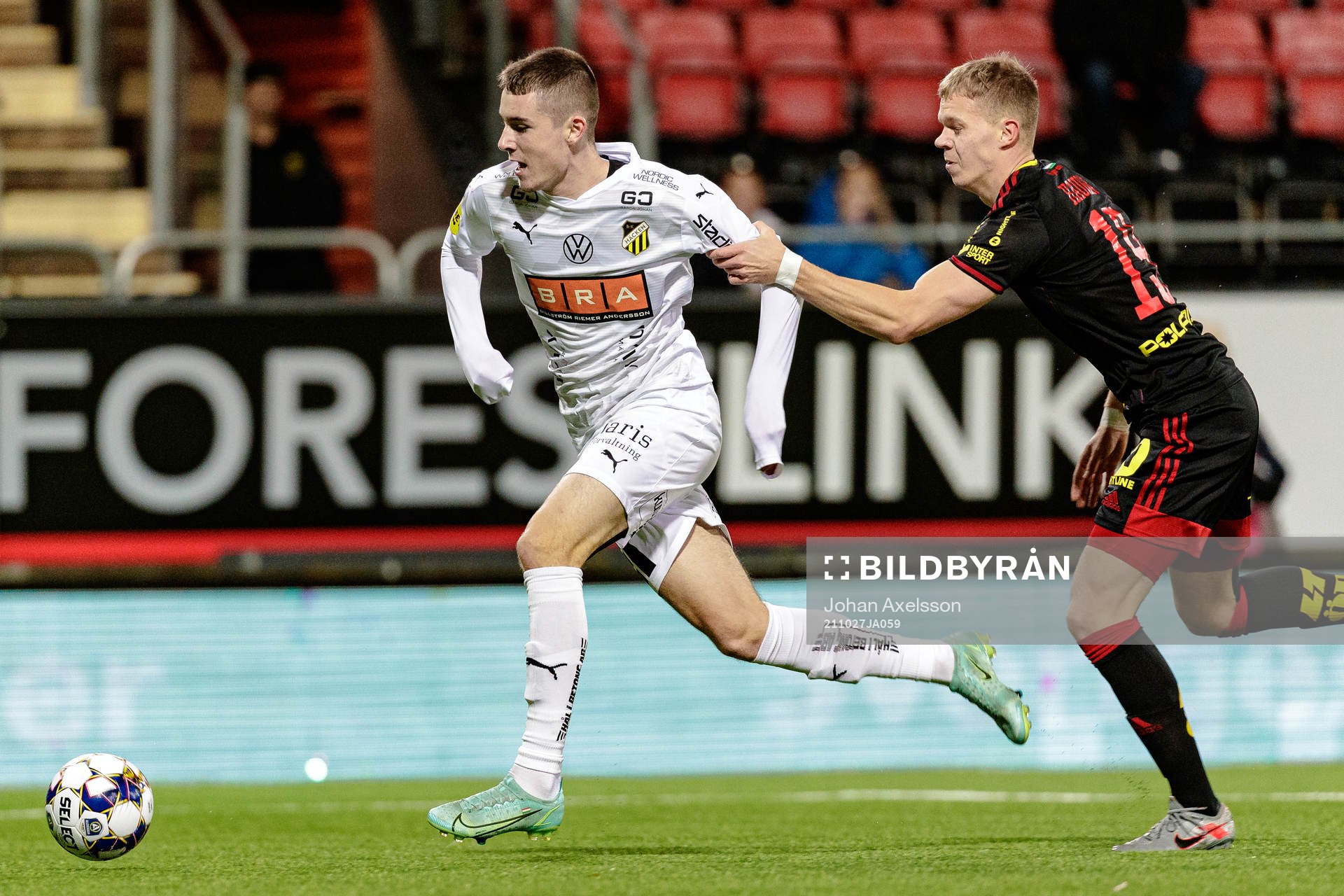 Häckens Patrik Wålemark i kamp med Östersunds Eirik Haugan under fotbollsmatchen i Allsvenskan mellan Östersund och Häcken den 27 oktober 2021 i Östersund.
