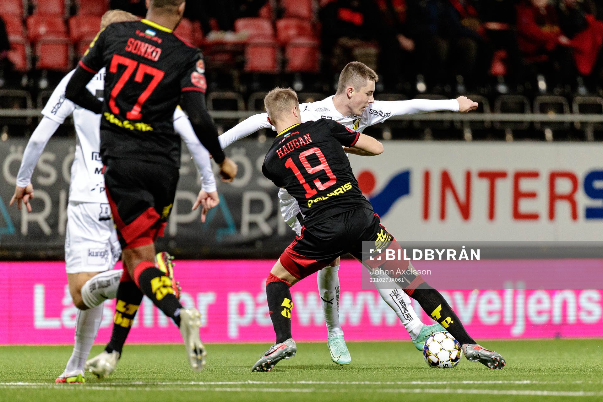 Häckens Patrik Wålemark i kamp med Östersunds Eirik Haugan under fotbollsmatchen i Allsvenskan mellan Östersund och Häcken den 27 oktober 2021 i Östersund.