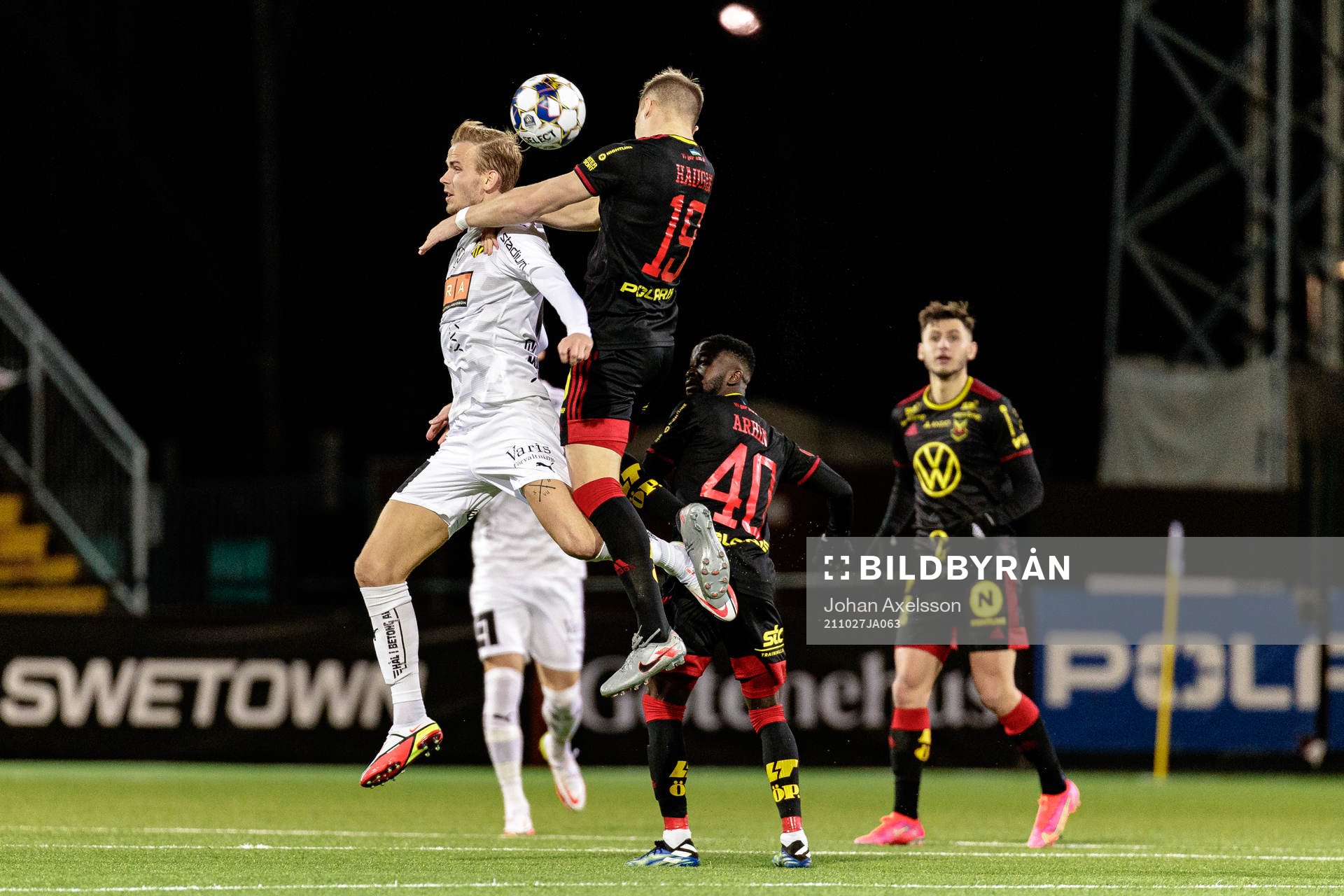 Häckens Jasse Tuominen   i kamp med Östersunds Eirik Haugan  under fotbollsmatchen i Allsvenskan mellan Östersund och Häcken den 27 oktober 2021 i Östersund. 