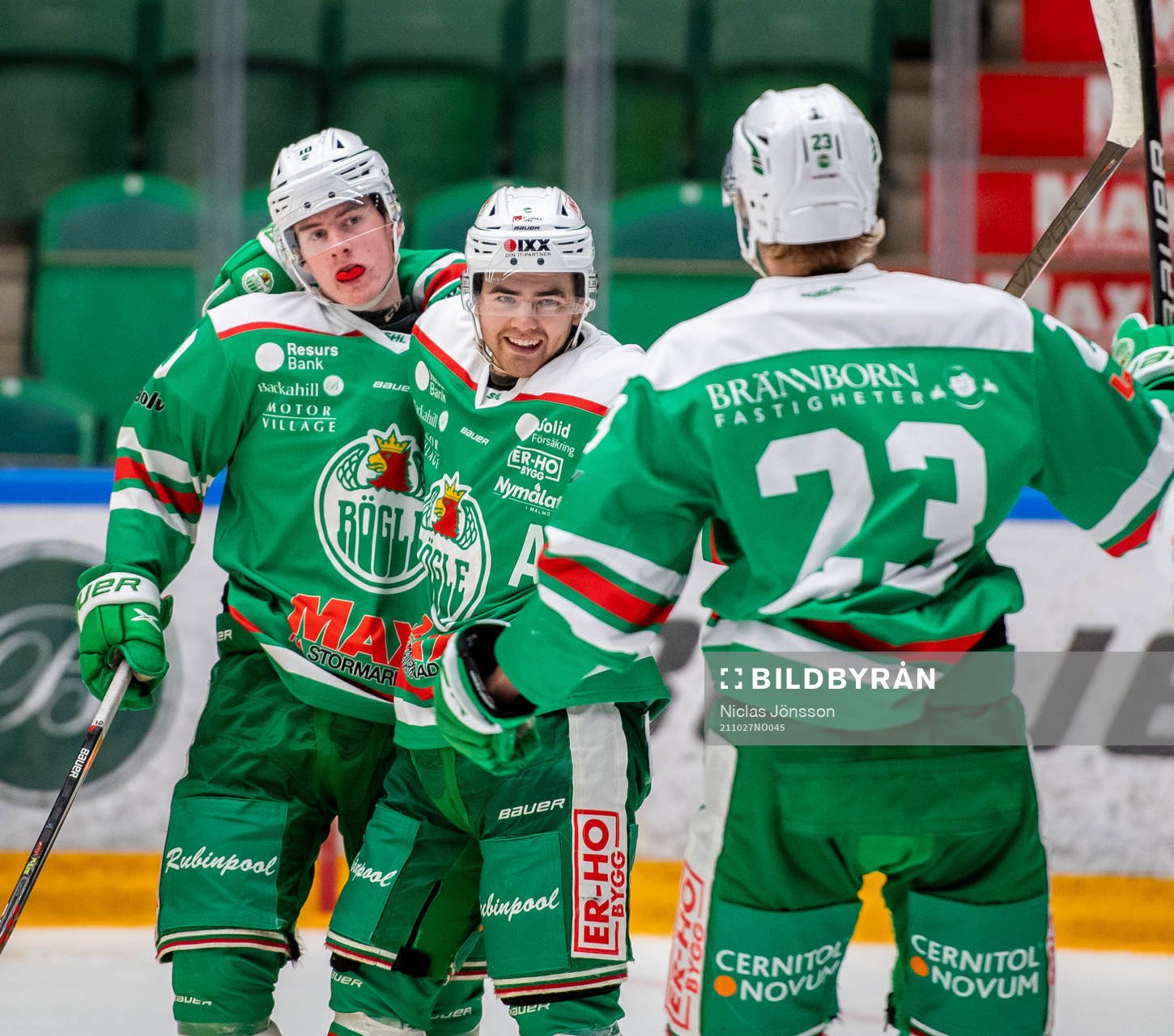 Rögles Oscar Johnsson  och Philip Granath jublar