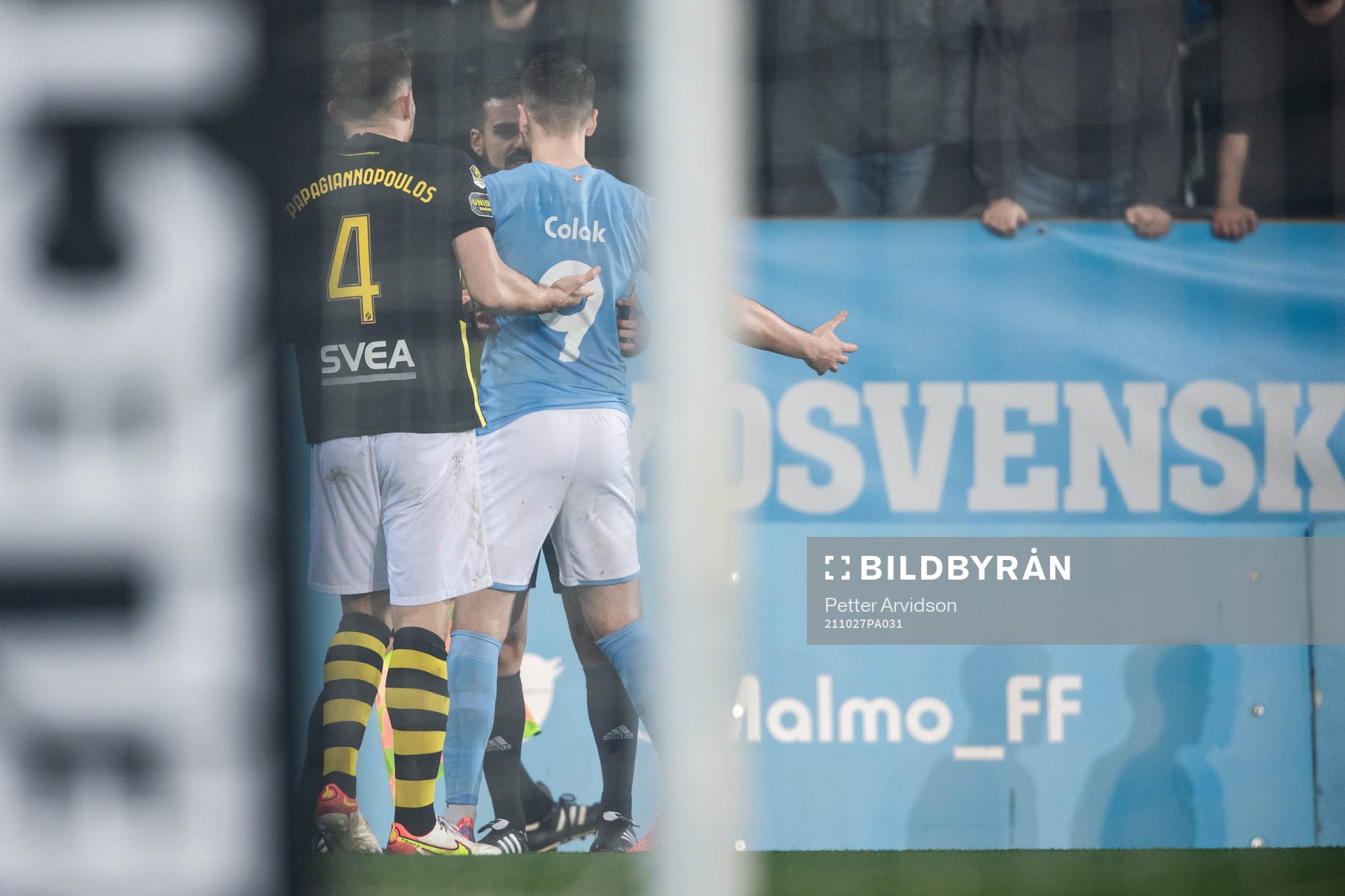 domare Mohammed Al-Hakim i diskussion med Malmö FFs Antonio Colak under fotbollsmatchen i Allsvenskan mellan Malmö FF och AIK den 27 oktober 2021 i Malmö.