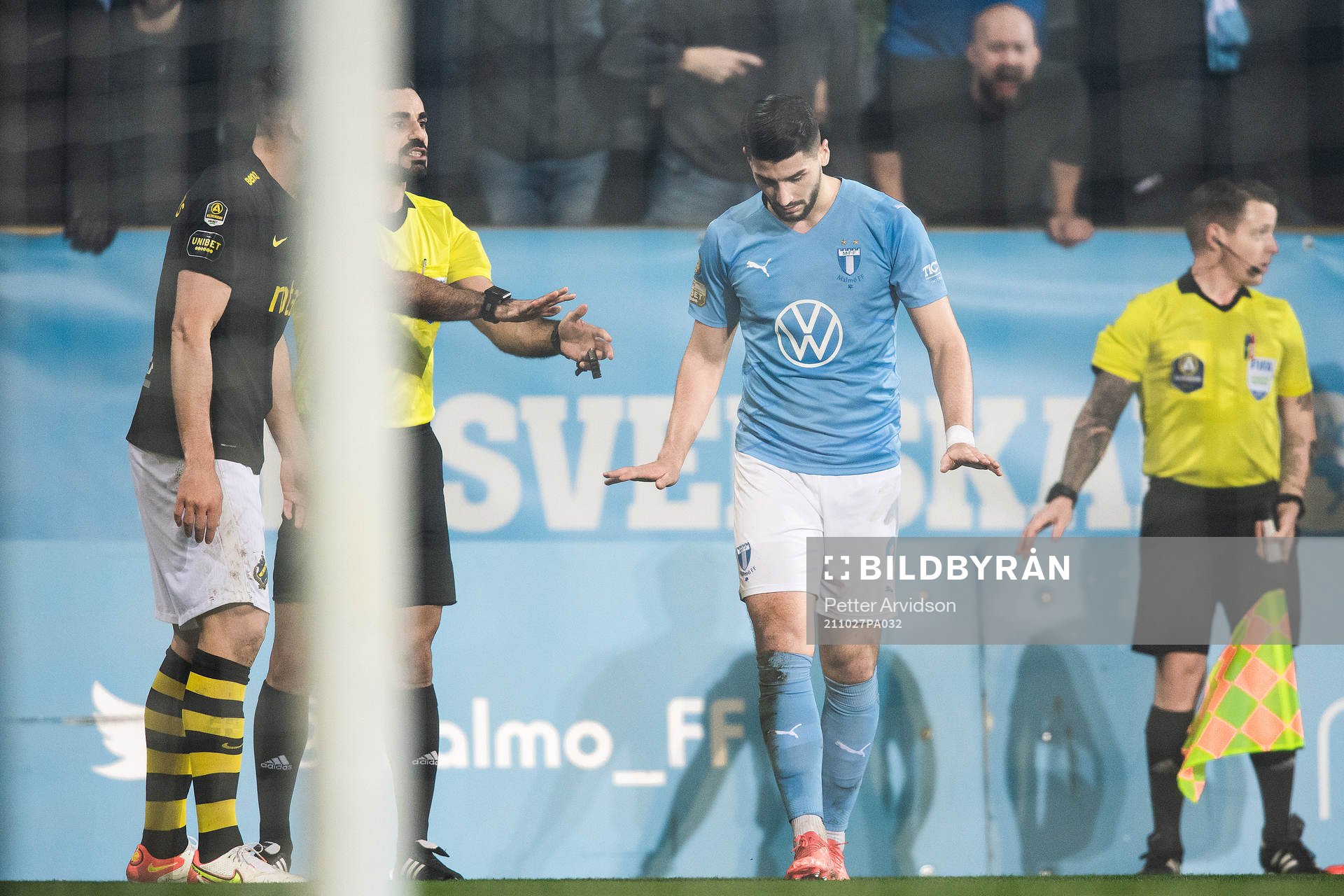 domare Mohammed Al-Hakim i diskussion med Malmö FFs