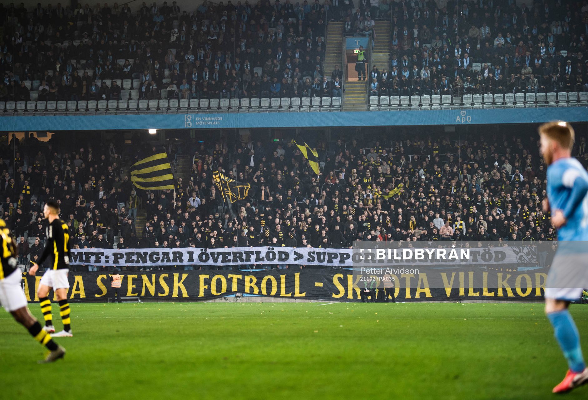 s supportrar håller upp en banderoll