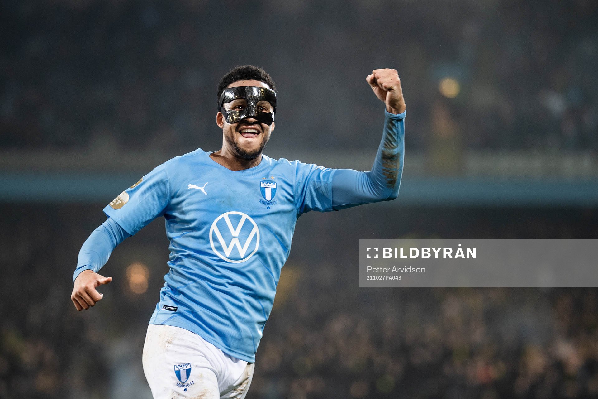 Malmö FFs Martin Olsson jublar efter 1-0 av Veljko Birmancevic (ej i bild) under fotbollsmatchen i Allsvenskan mellan Malmö FF och AIK den 27 oktober 2021 i Malmö.
