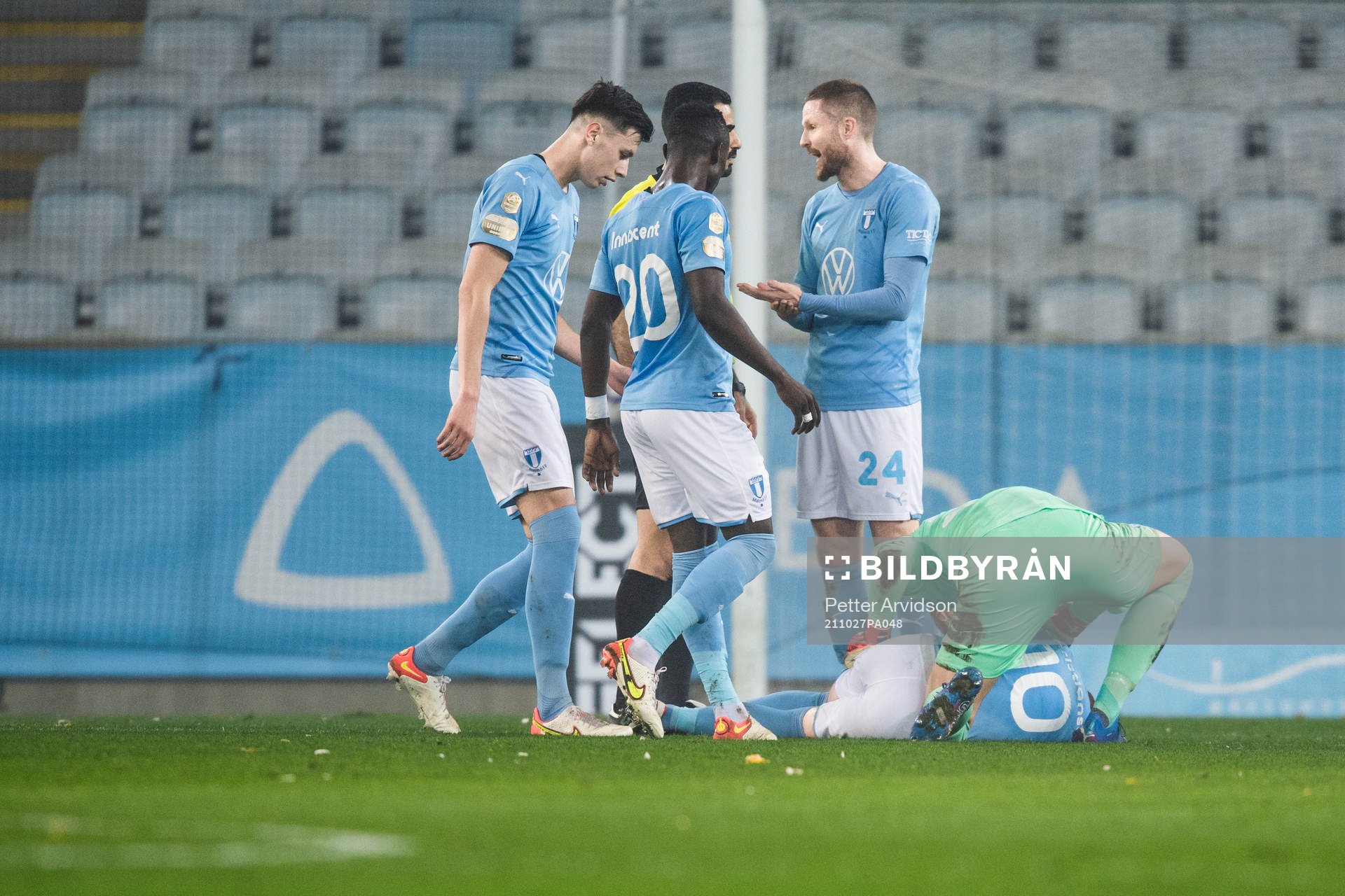 Malmö FFs målvakt Johan Dahlin tittar till Anders