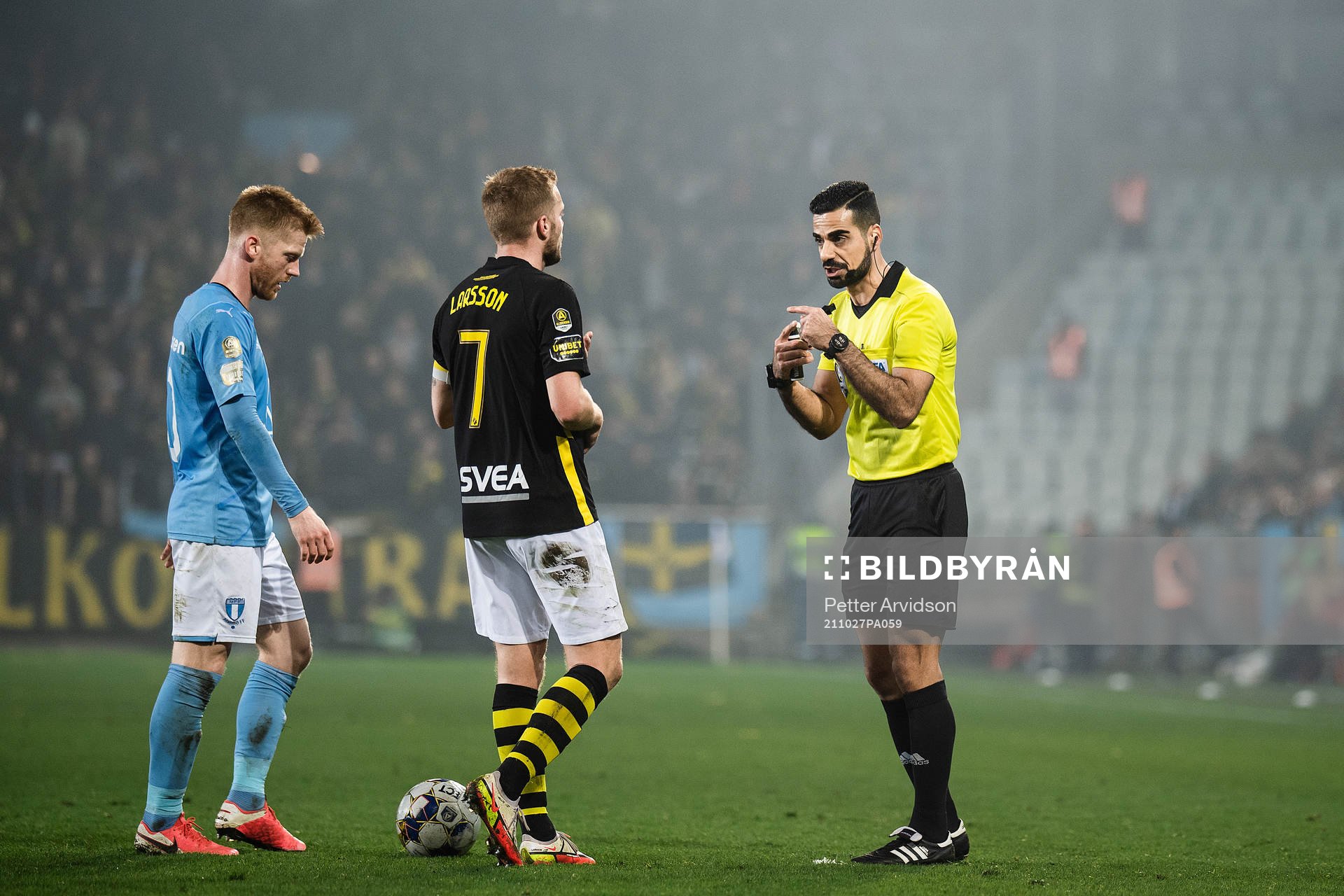 s Sebastian Larsson i diskussion med domare Mohammed