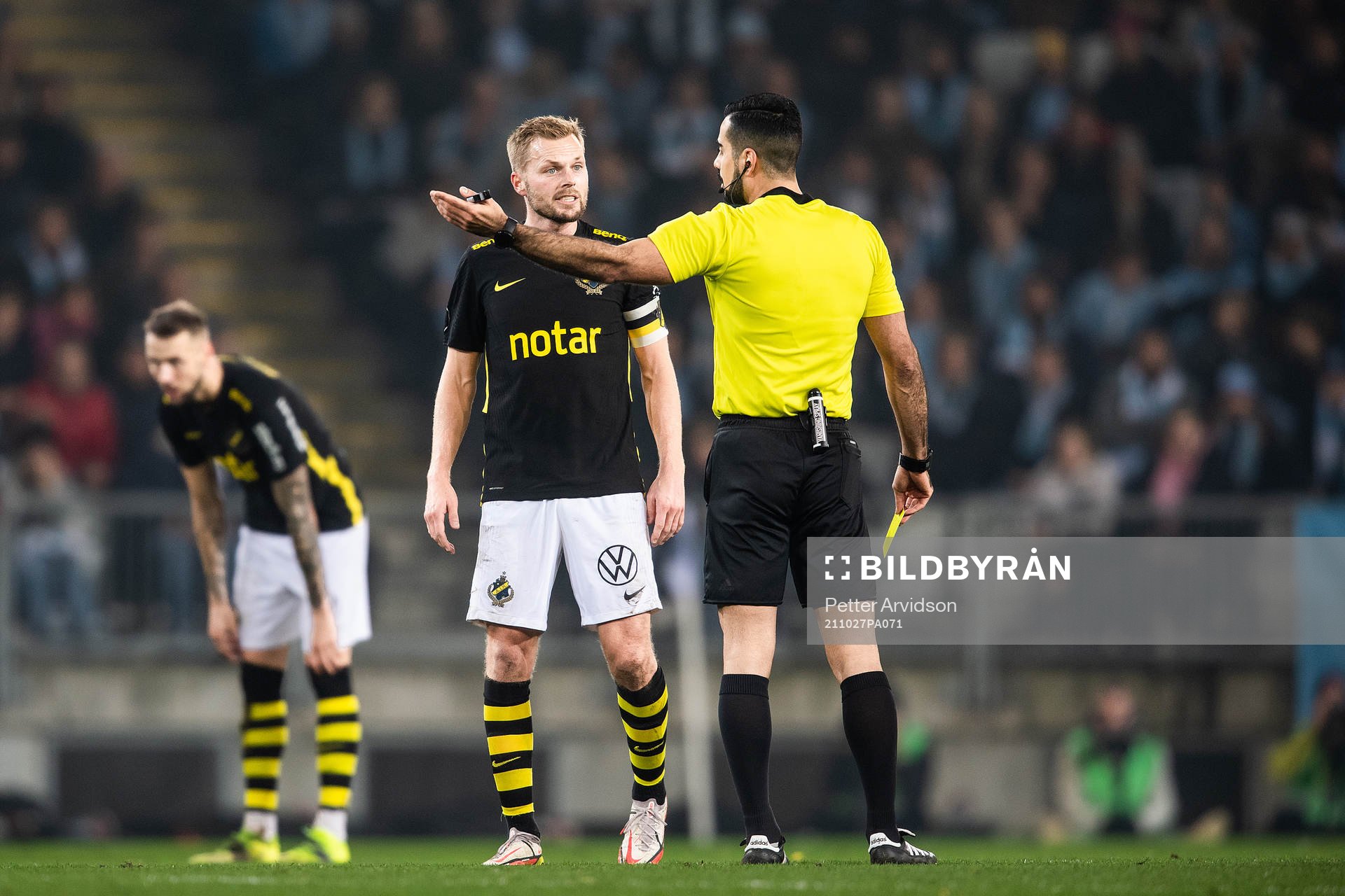 s Sebastian Larsson i diskussion med domare Mohammed