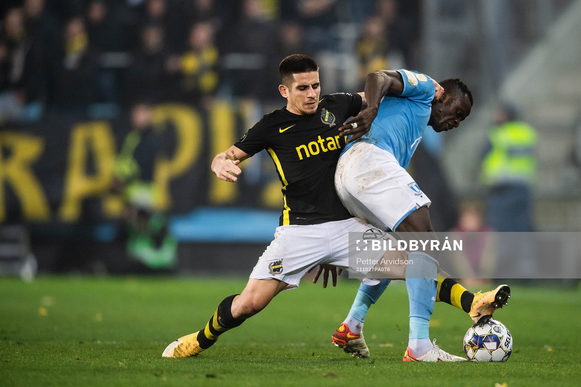 s Nicolas Stefanelli och Malmö FFs Bonke Innocent