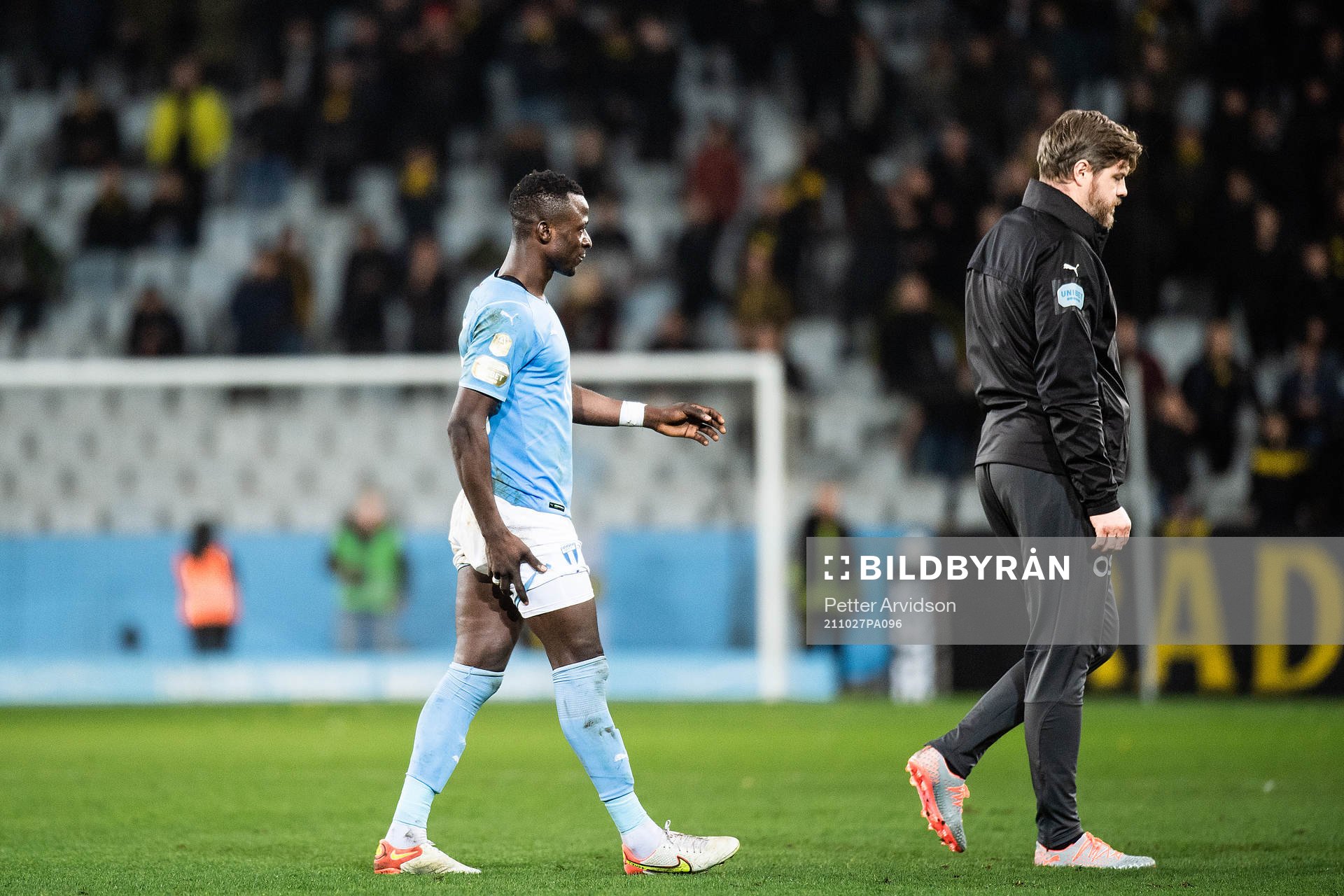 Malmö FFs Bonke Innocent tar sig för låret när han