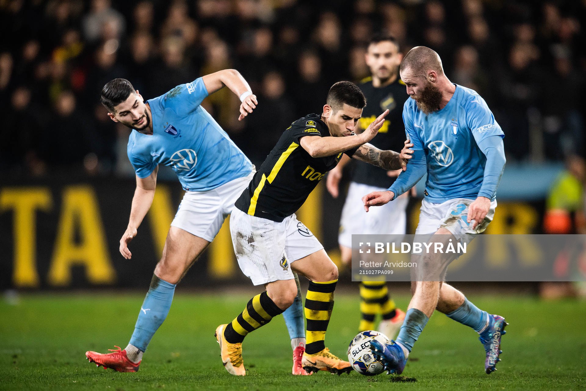 s Nicolas Stefanelli mot Malmö FFs Antonio Colak och Jo