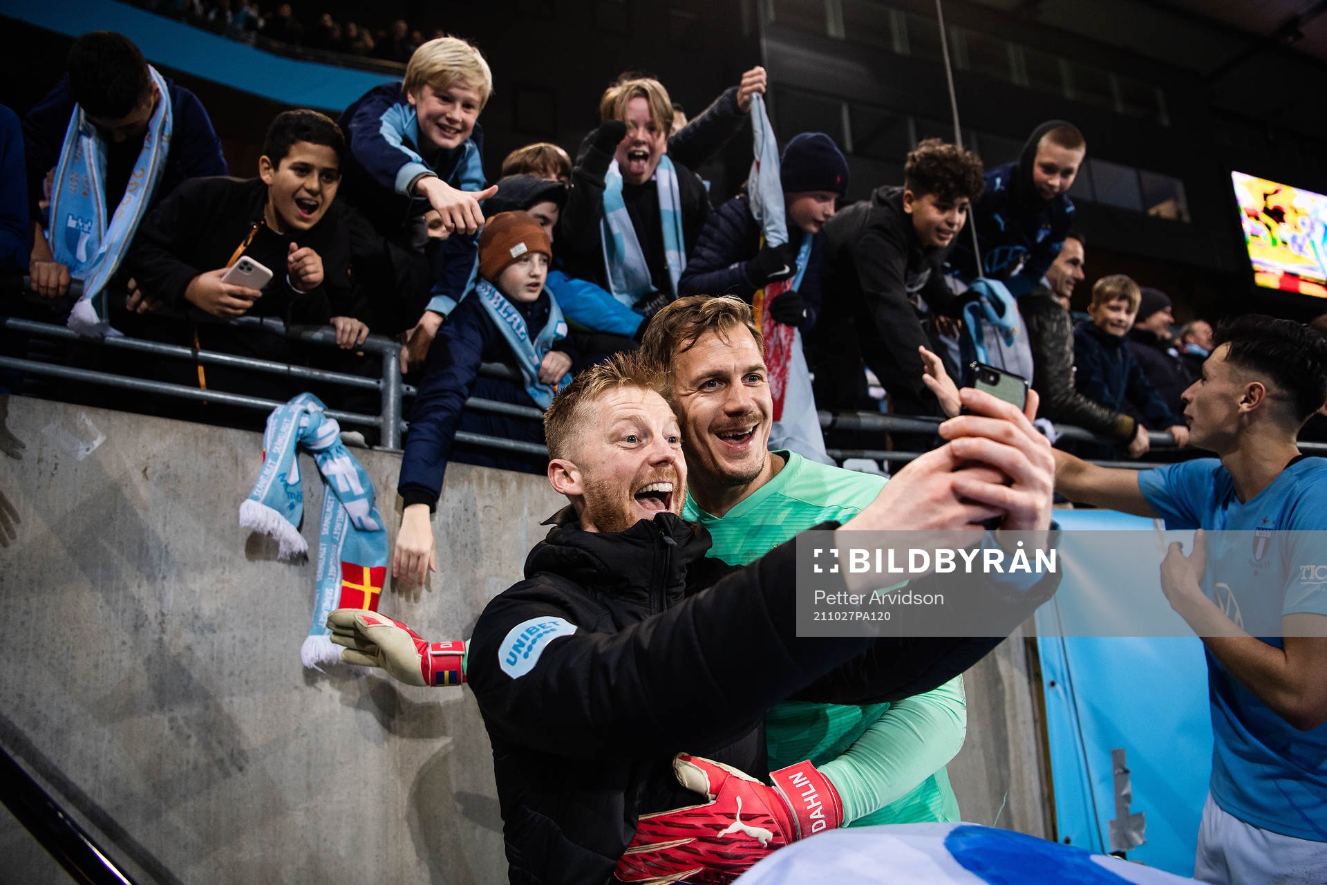 Malmö FFs målvakt Johan Dahlin och Anders Christiansen jublar efter fotbollsmatchen i Allsvenskan mellan Malmö FF och AIK den 27 oktober 2021 i Malmö.