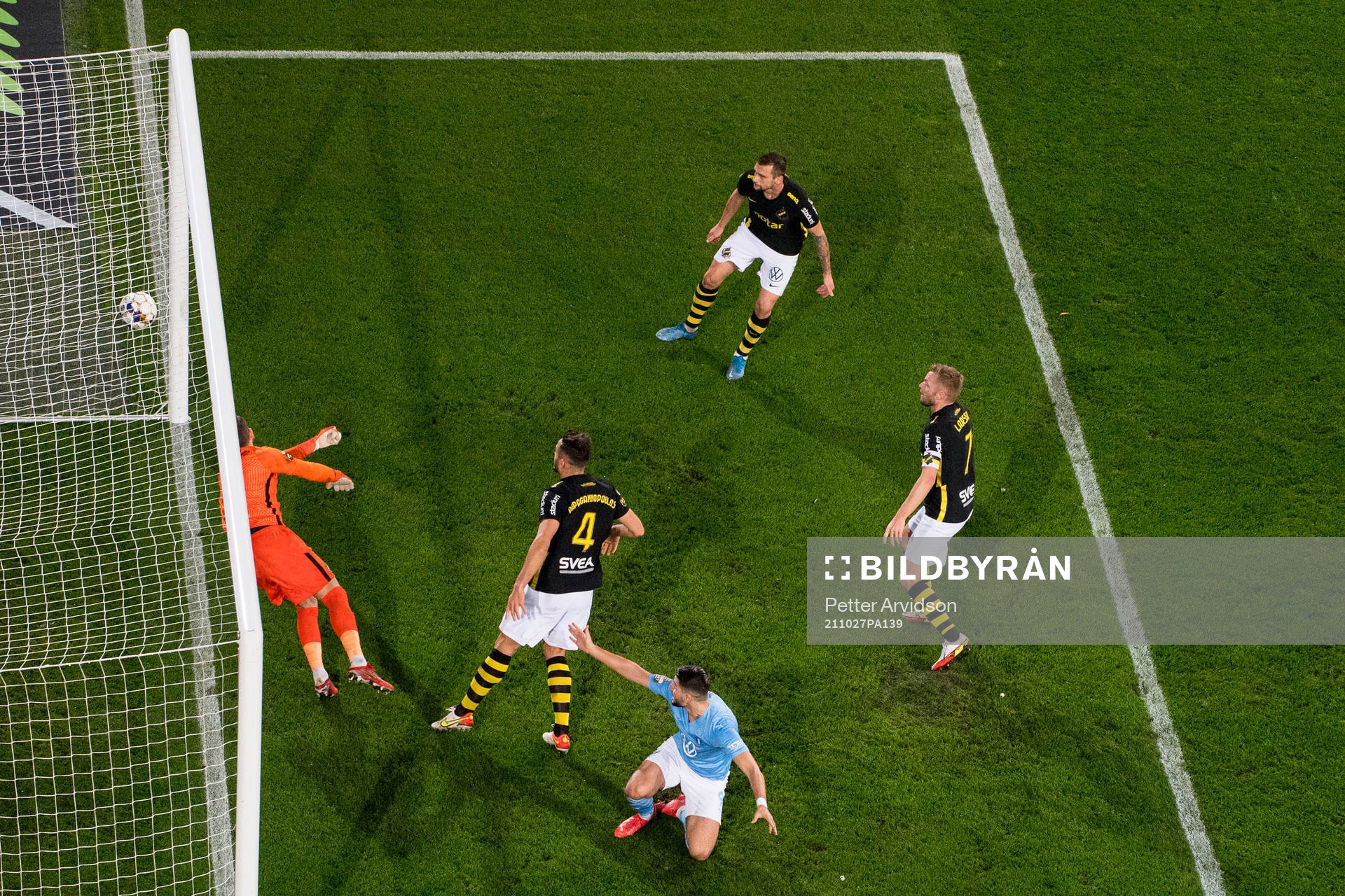 Malmö FFs Veljko Birmancevic (ej i bild) gör 1-0 bakom