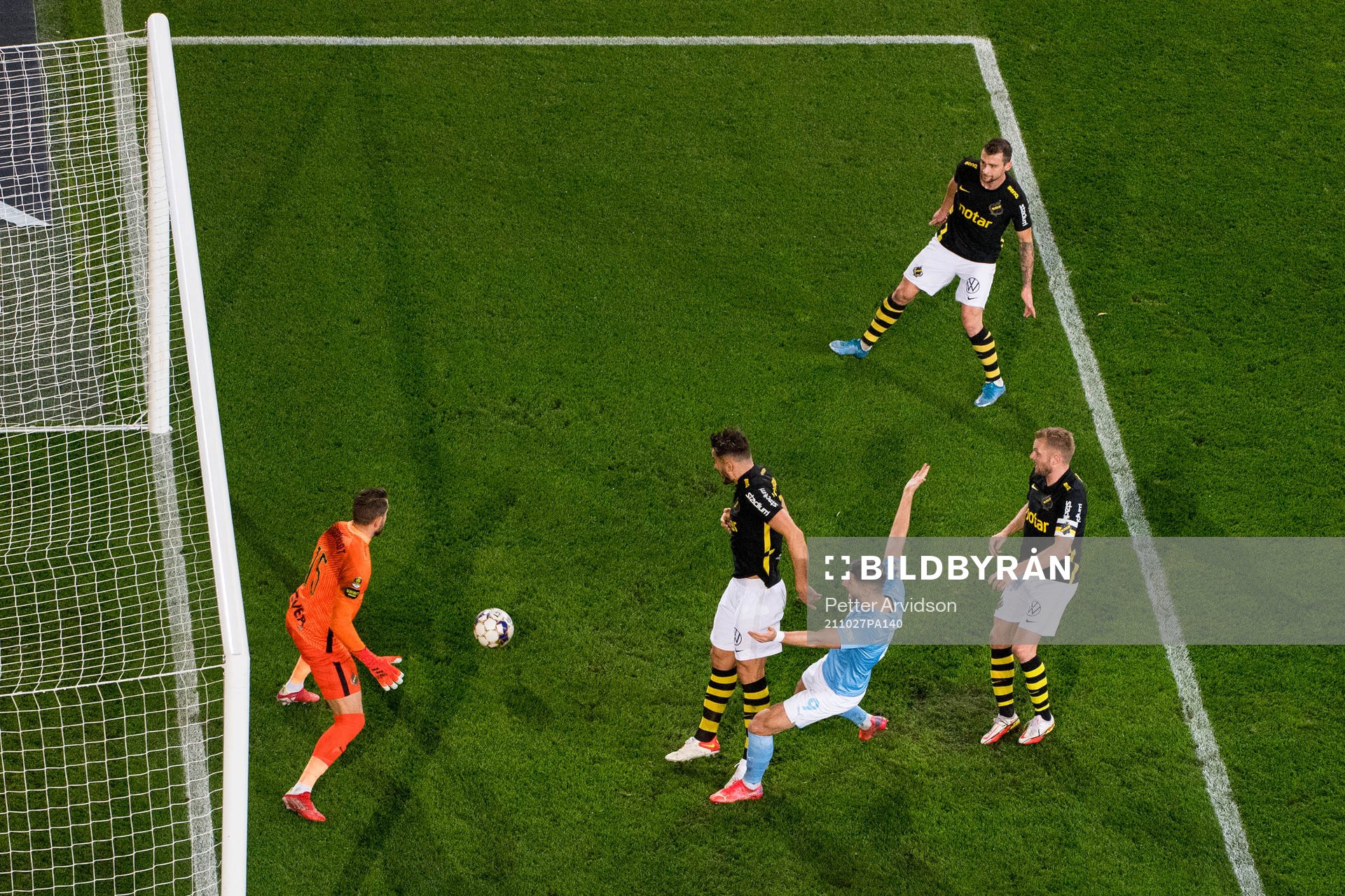 Malmö FFs Veljko Birmancevic (ej i bild) gör 1-0 bakom
