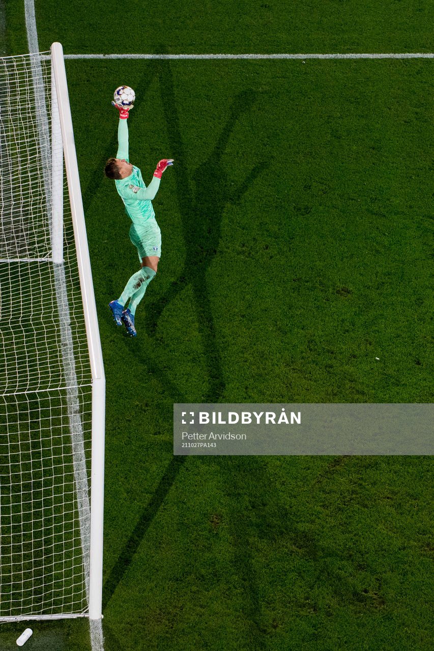 Malmö FFs målvakt Johan Dahlin med en räddning