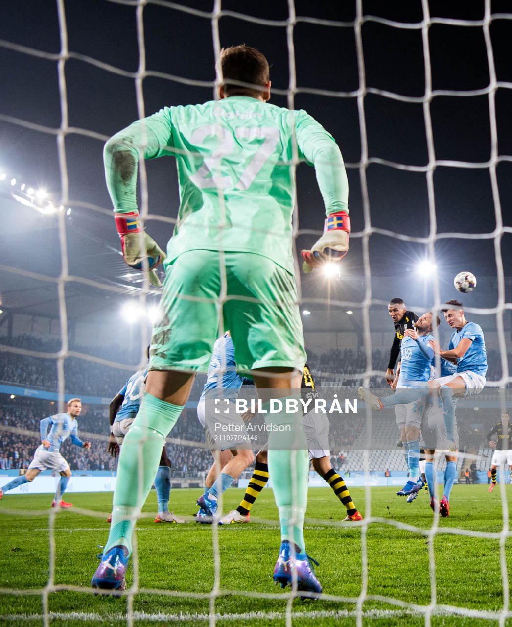 Malmö FFs Anel Ahmedhodzic och Lasse Nielsen nickar undan