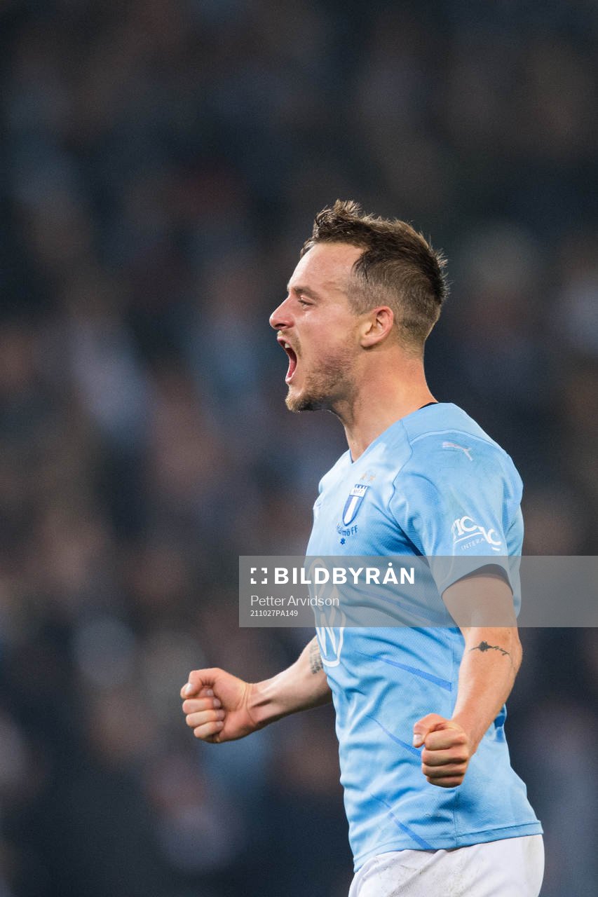 Malmö FFs Eric Larsson jublar efter fotbollsmatchen i Allsvenskan mellan Malmö FF och AIK den 27 oktober 2021 i Malmö. 