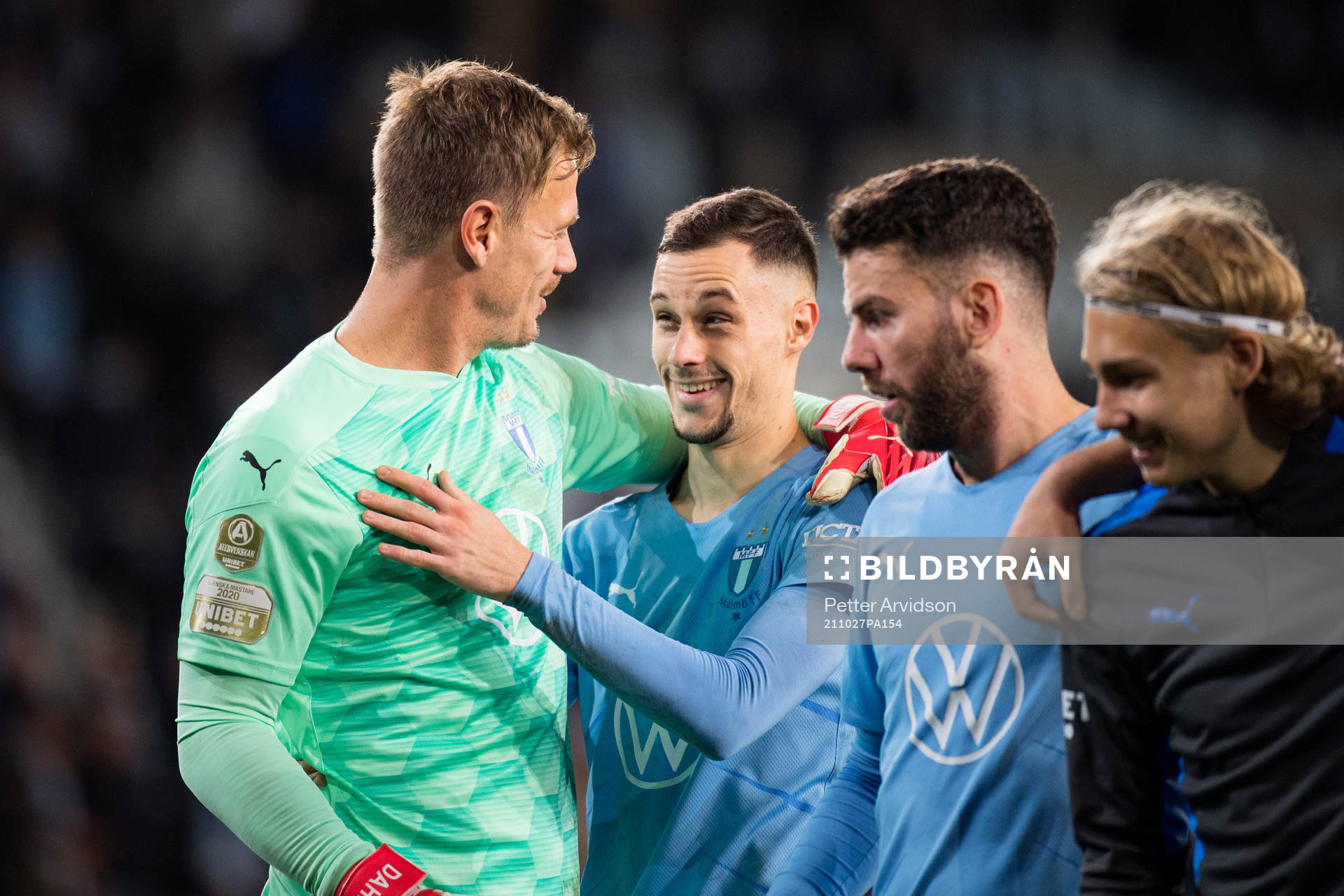 Malmö FFs målvakt Johan Dahlin och Veljko Birmancevic efter fotbollsmatchen i Allsvenskan mellan Malmö FF och AIK den 27 oktober 2021 i Malmö.