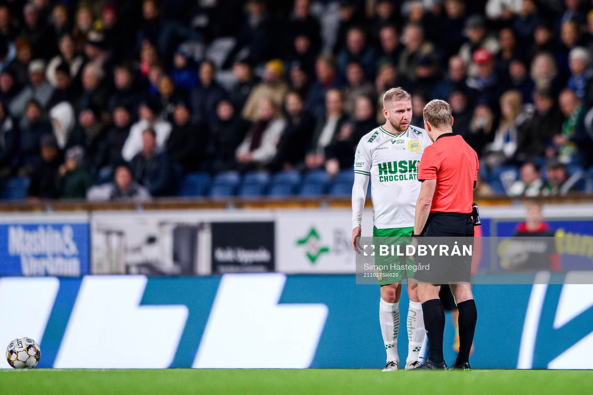 Hammarbys Darijan Bojanic i samtal med domaren