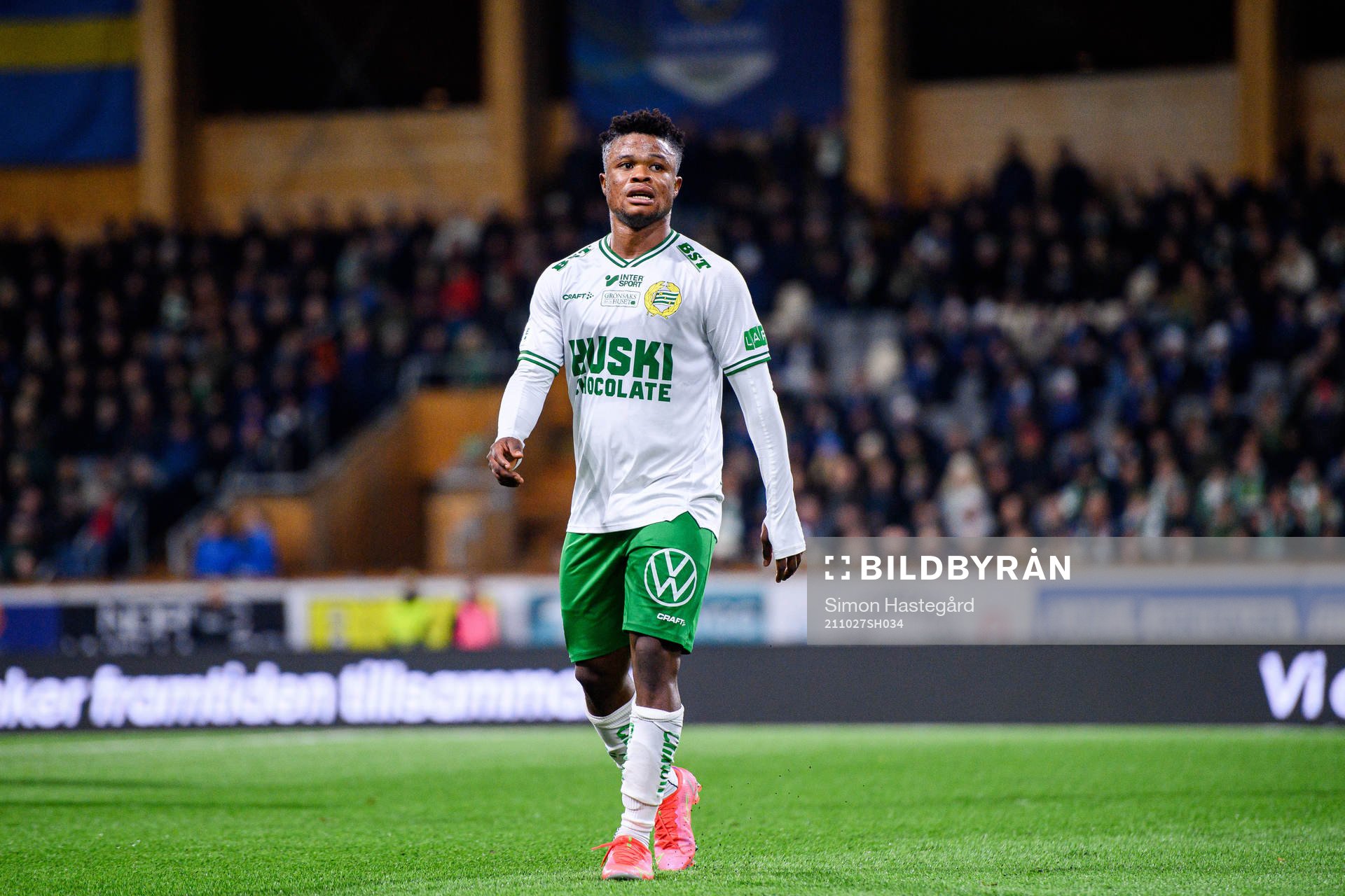 Hammarbys Akinkunmi Amoo under fotbollsmatchen i Allsvenskan mellan Sirius och Hammarby den 27 oktober 2021 i Uppsala. 