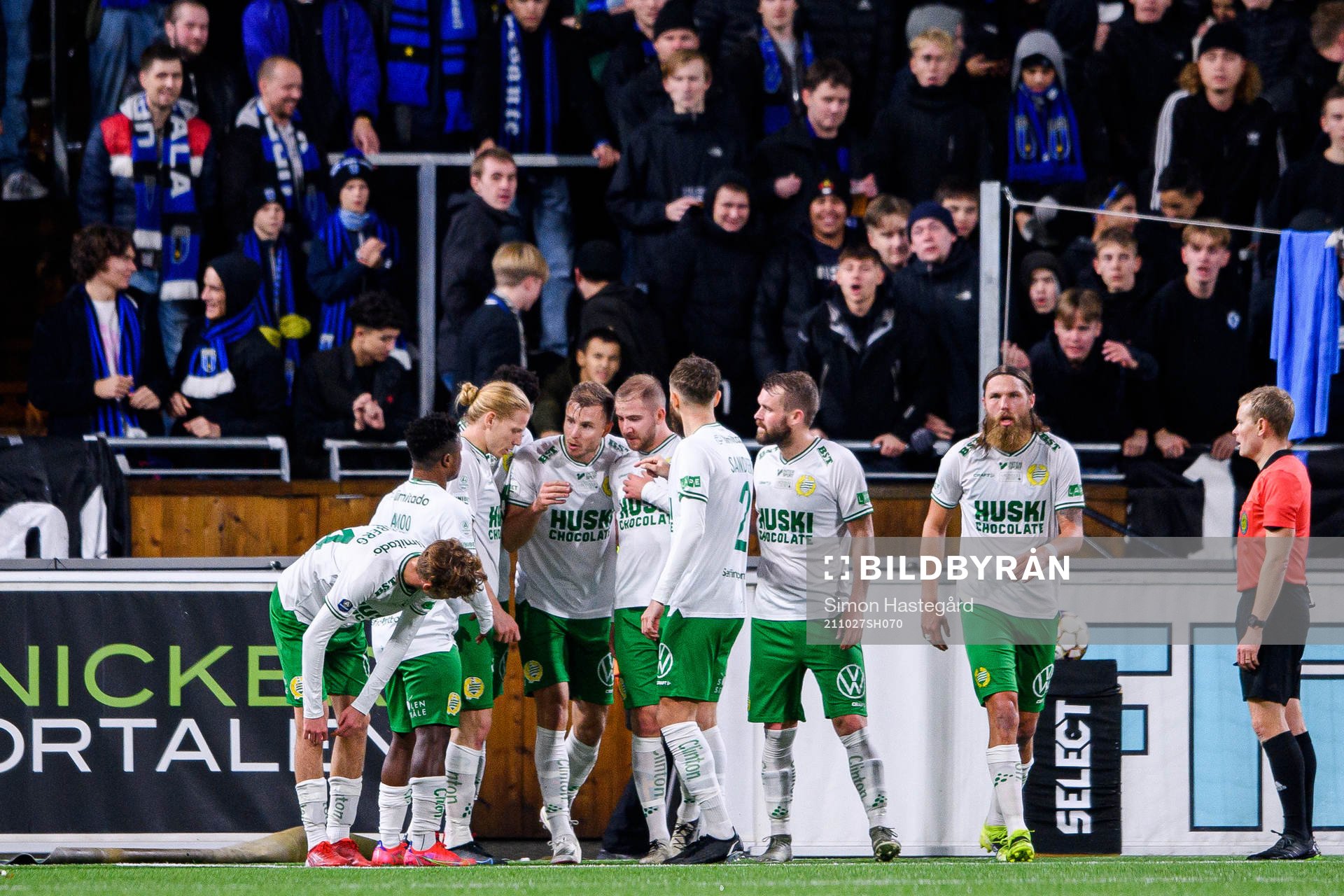 Hammarbys spelare jublar med Richard Magyar