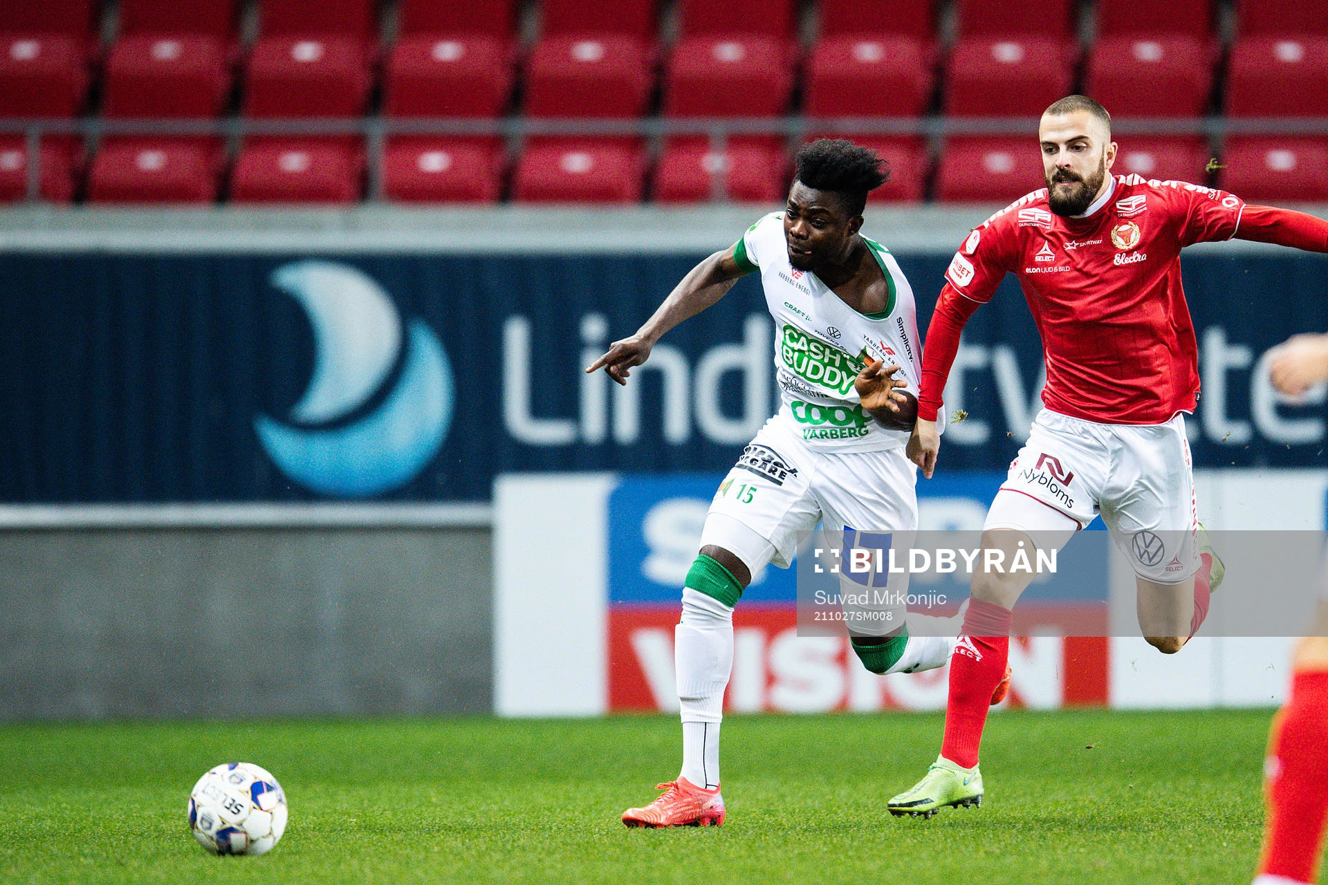 Varbergs Gideon Mensah och Kalmars Filip Sachpekidis