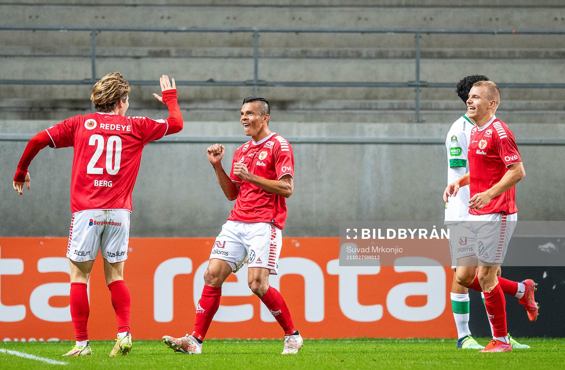 Kalmars Romario Pereira Sipiao jublar efter 2-0 med Oliver Berg under fotbollsmatchen i Allsvenskan mellan Kalmar och Varberg den 27 oktober 2021 i Kalmar.