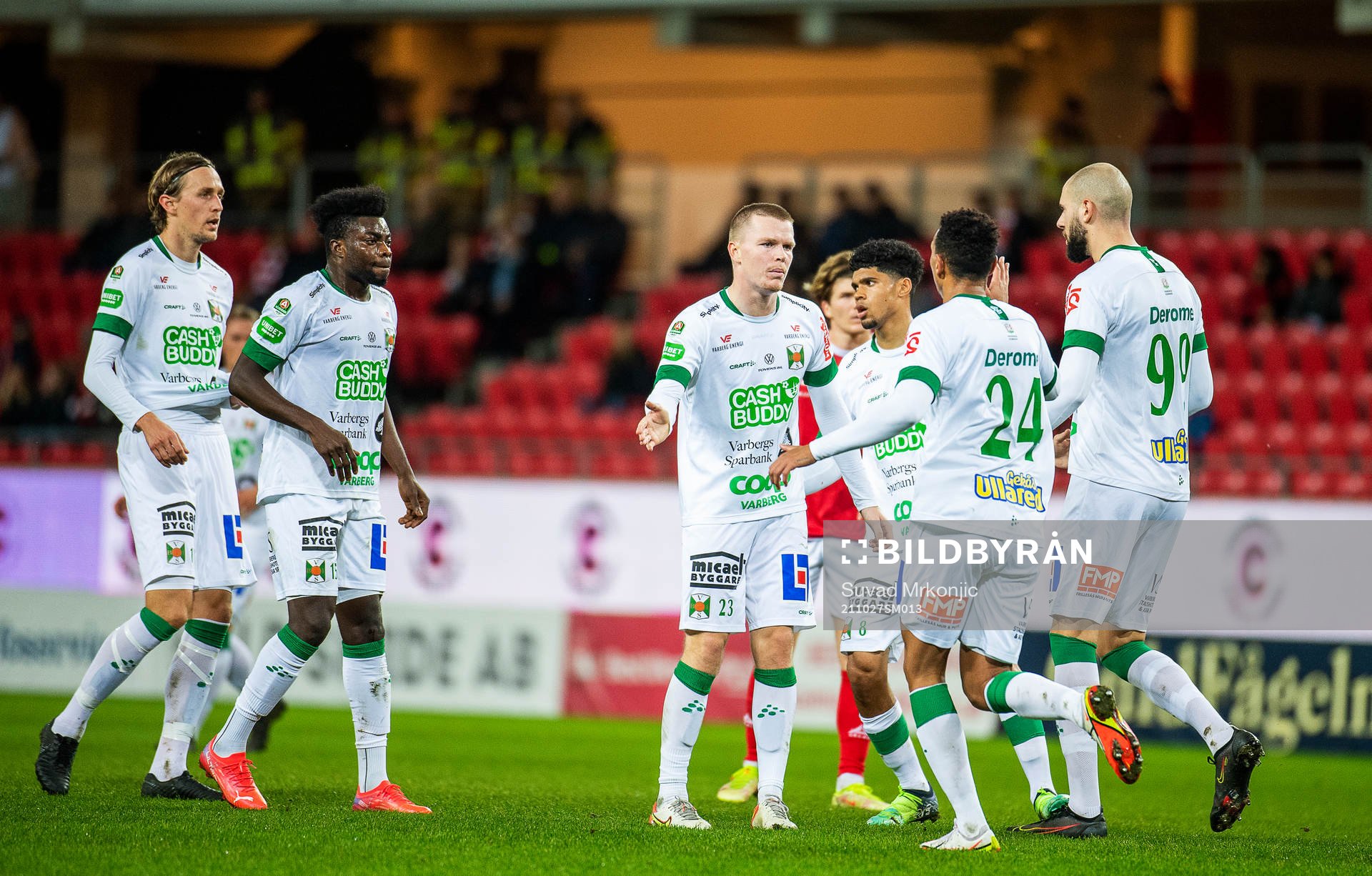 Varbergs Anton Liljenbäck jublar med lagkamrater
