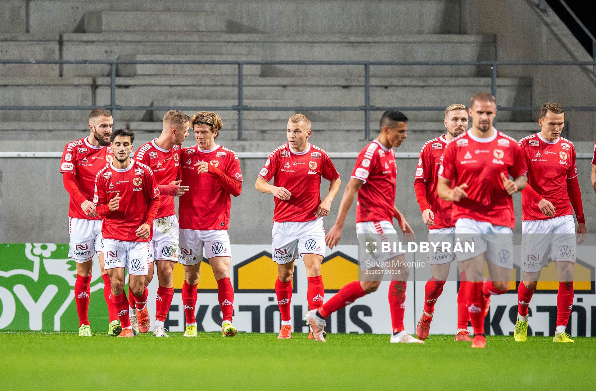 Kalmars Oliver Berg jublar med lagkamrater