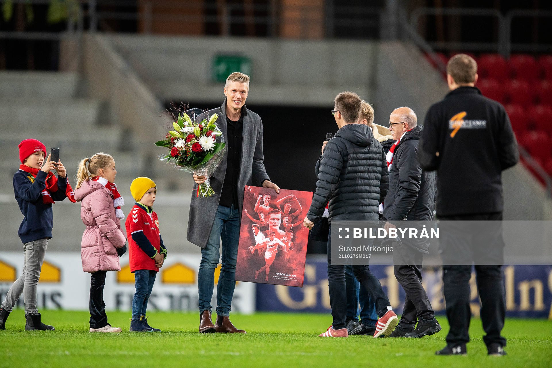 Kalmars Victor Elm tackas av