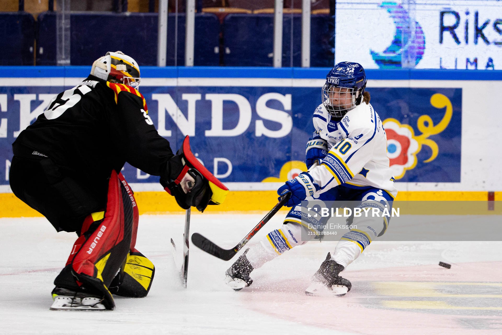 Brynäs  målvakt Ellen Johnsson och Leksands Phoebe Staenz