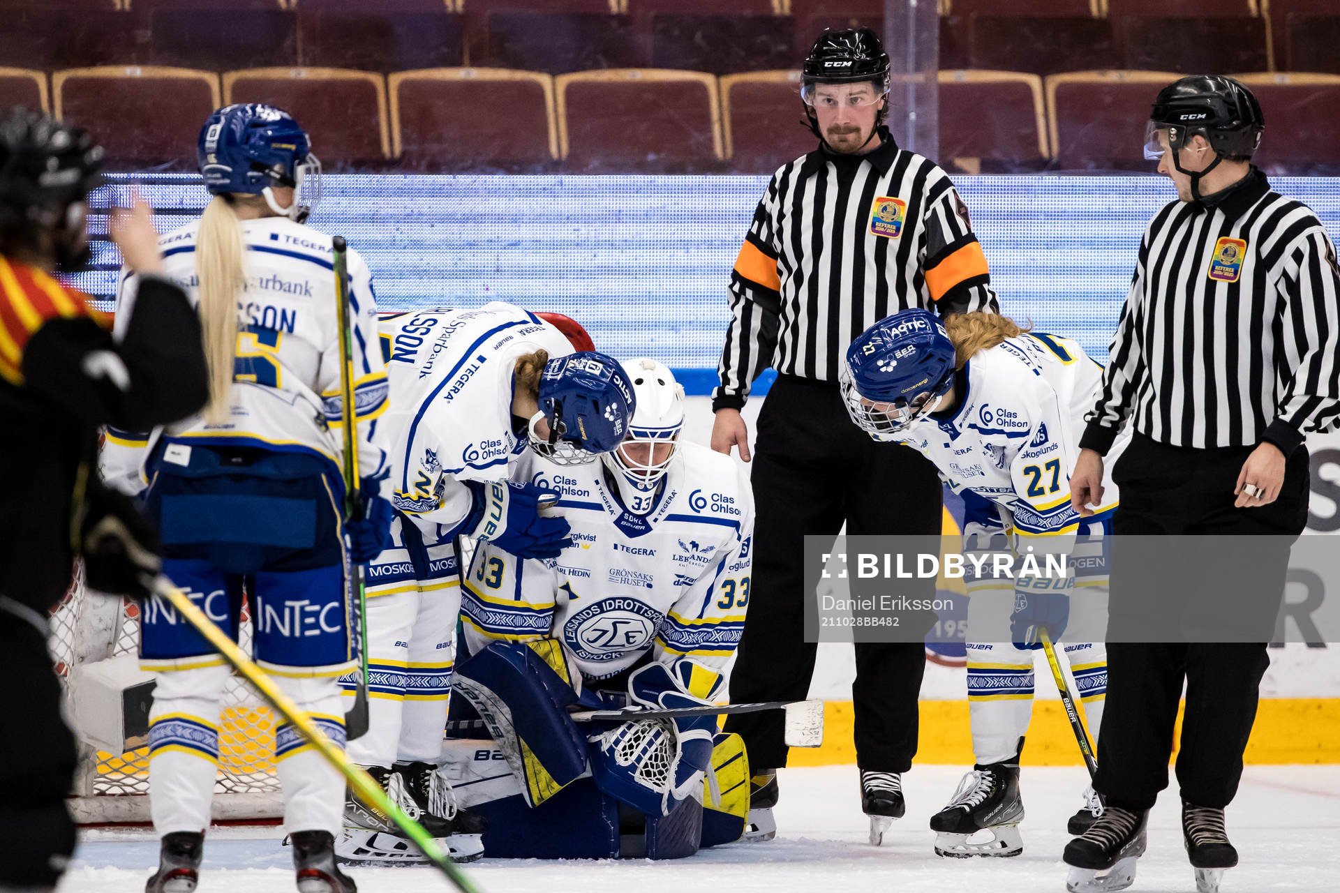 Leksands Ida Karlsson och målvakt Amanda Johansson och