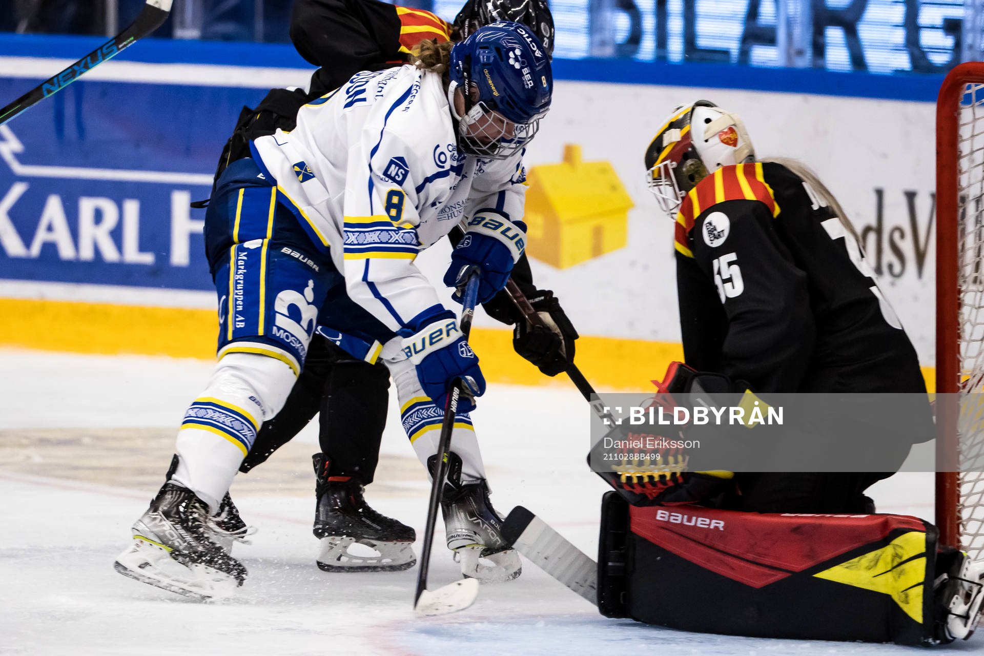 Leksands Ella Albinsson och  Brynäs målvakt Ellen Johnsson