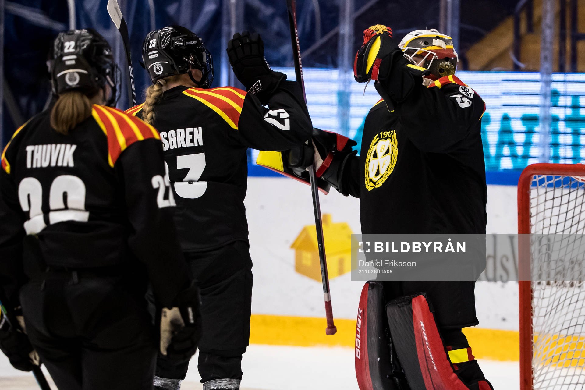 Brynäs målvakt Ellen Johnsson och  Emma Forsgren jubel