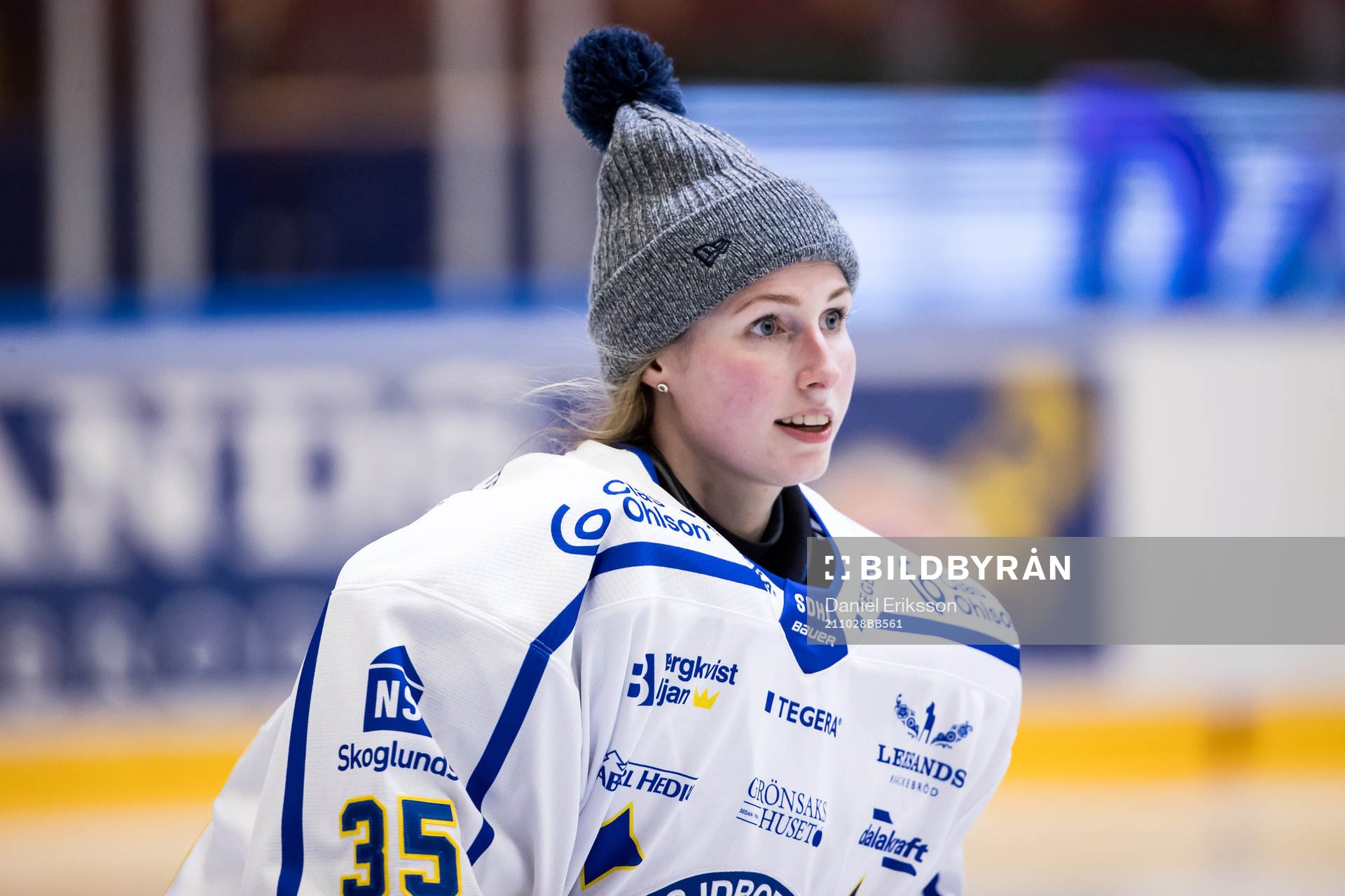 Leksands målvakt Jule Flötgen innan  ishockeymatchen i