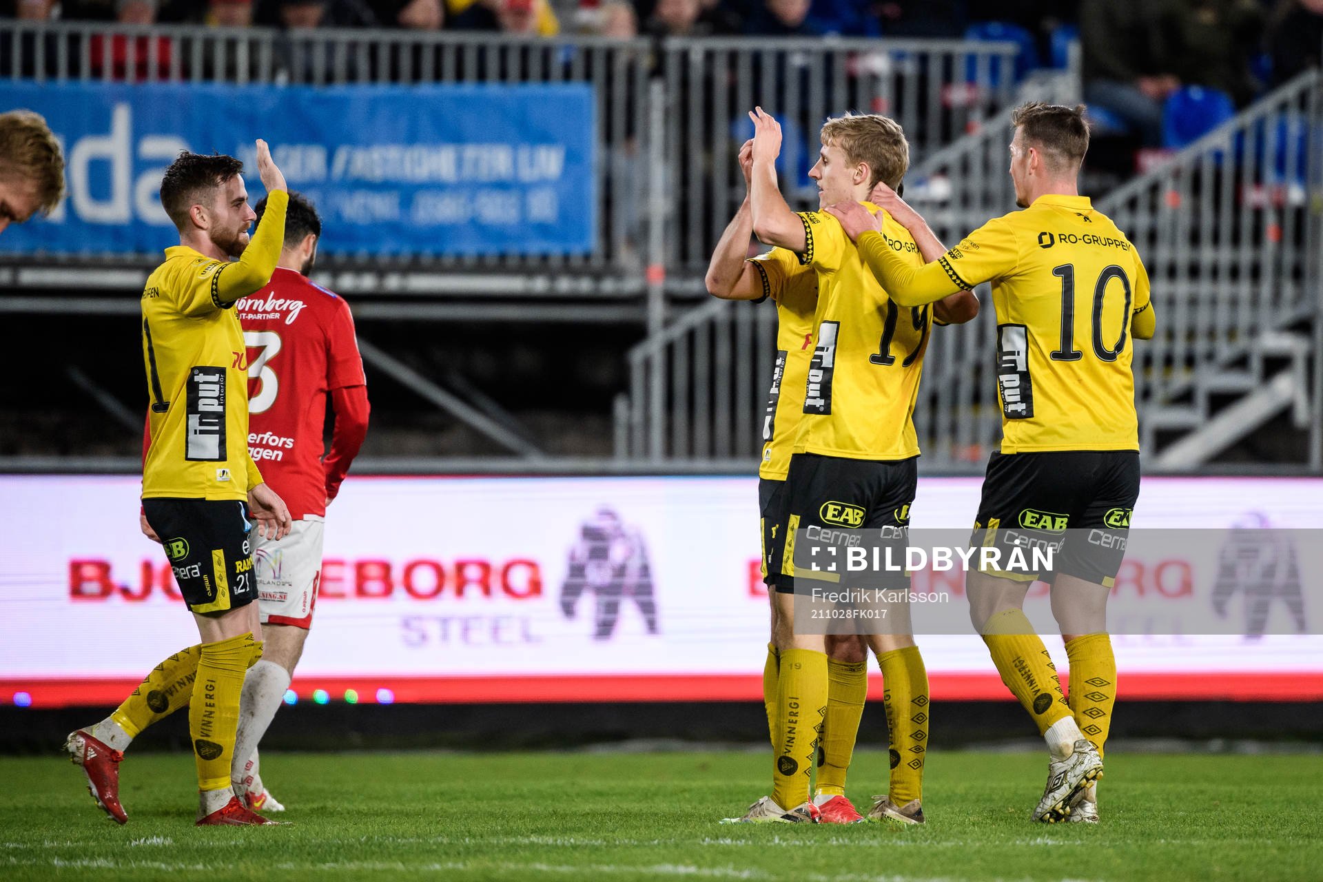 Elfsborgs Jeppe Møldrup Okkels jublar med Rasmus Alm och
