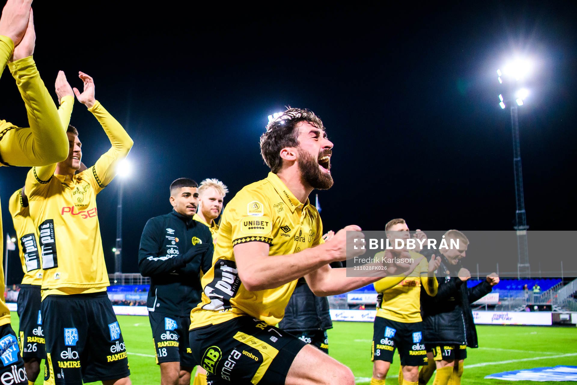 Elfsborgs Frederik Holst jublar med lagkamrater efter vinsten i fotbollsmatchen i Allsvenskan mellan Degerfors och Elfsborg den 28 oktober 2021 i Degerfors.