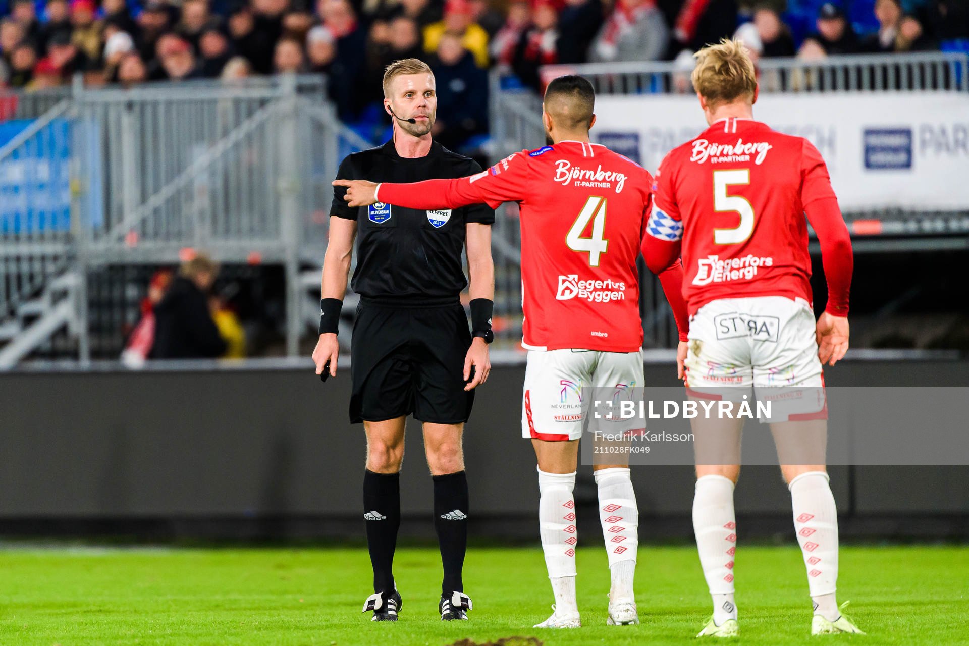 Degerfors Sean Sabetkar i samtal med domare Glenn Nyberg
