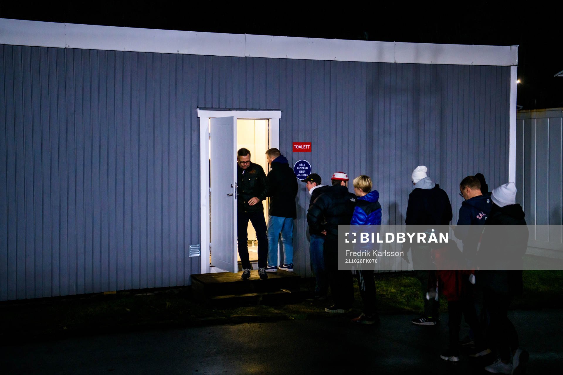 Kö utanför toaletten i halvtid