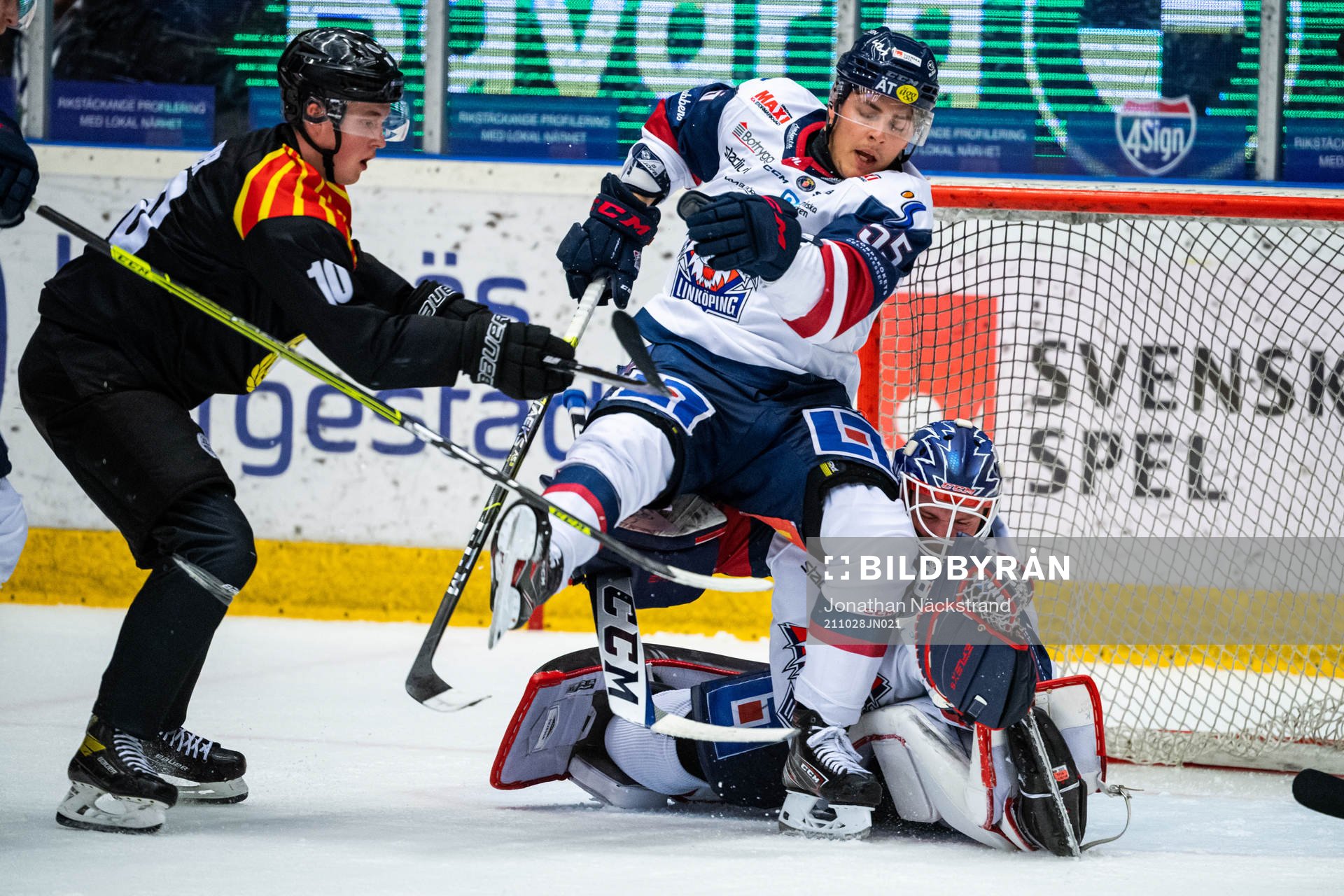 Linköpings Max Lindroth och målvakt Marcus Högberg