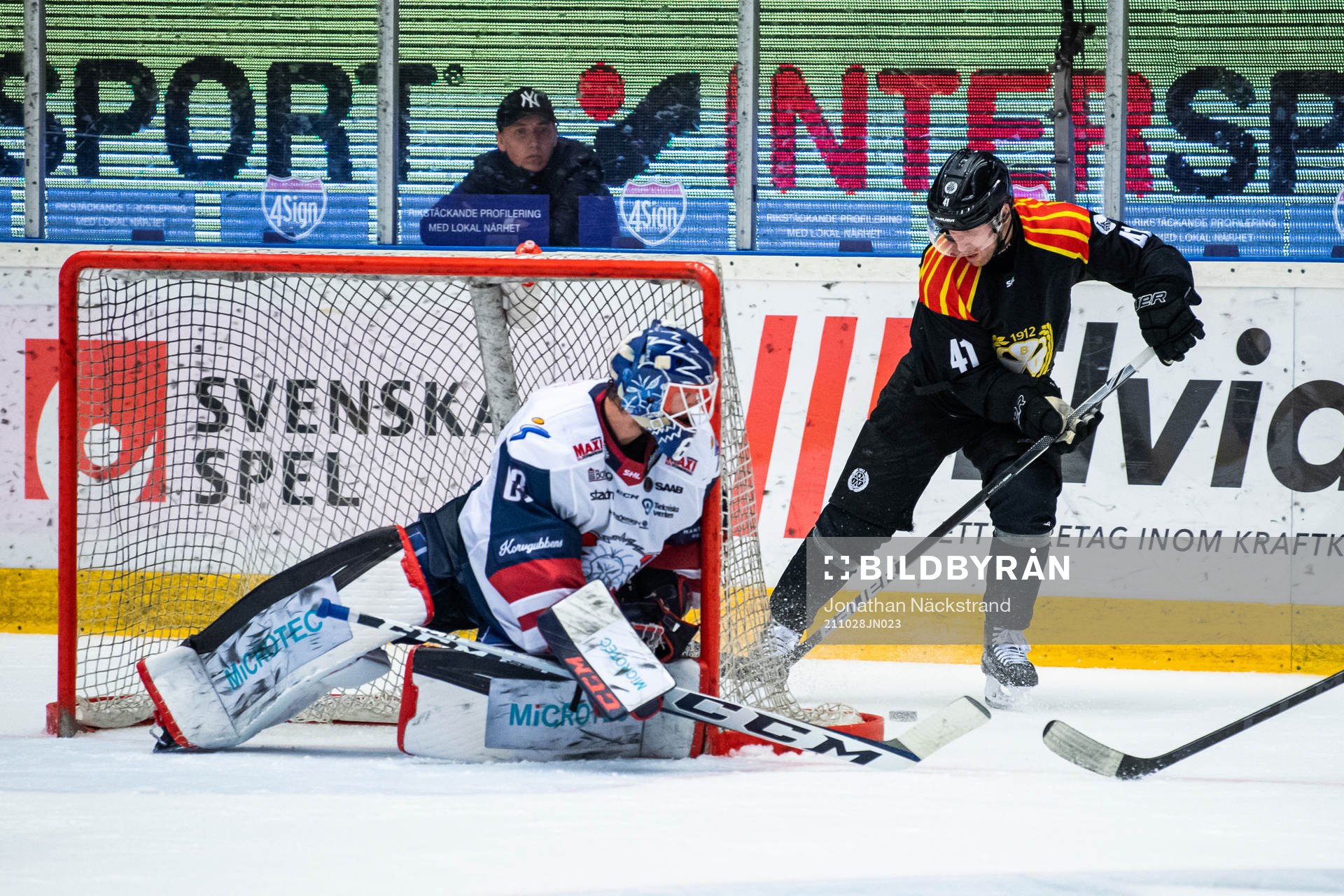 Brynäs Greg Scott och Linköpings målvakt Marcus Högberg