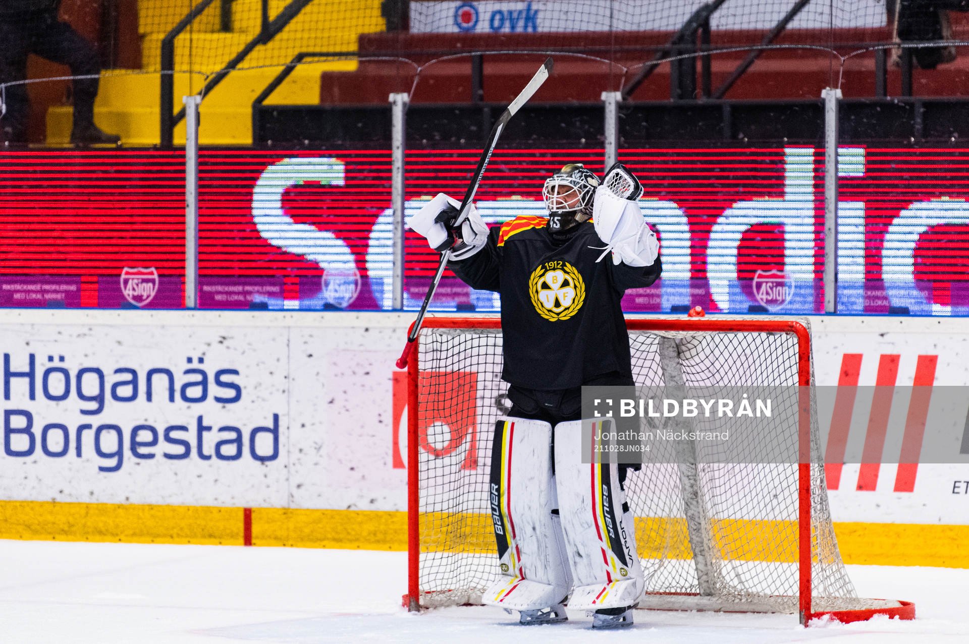 Brynäs målvakt Viktor Andrén jublar