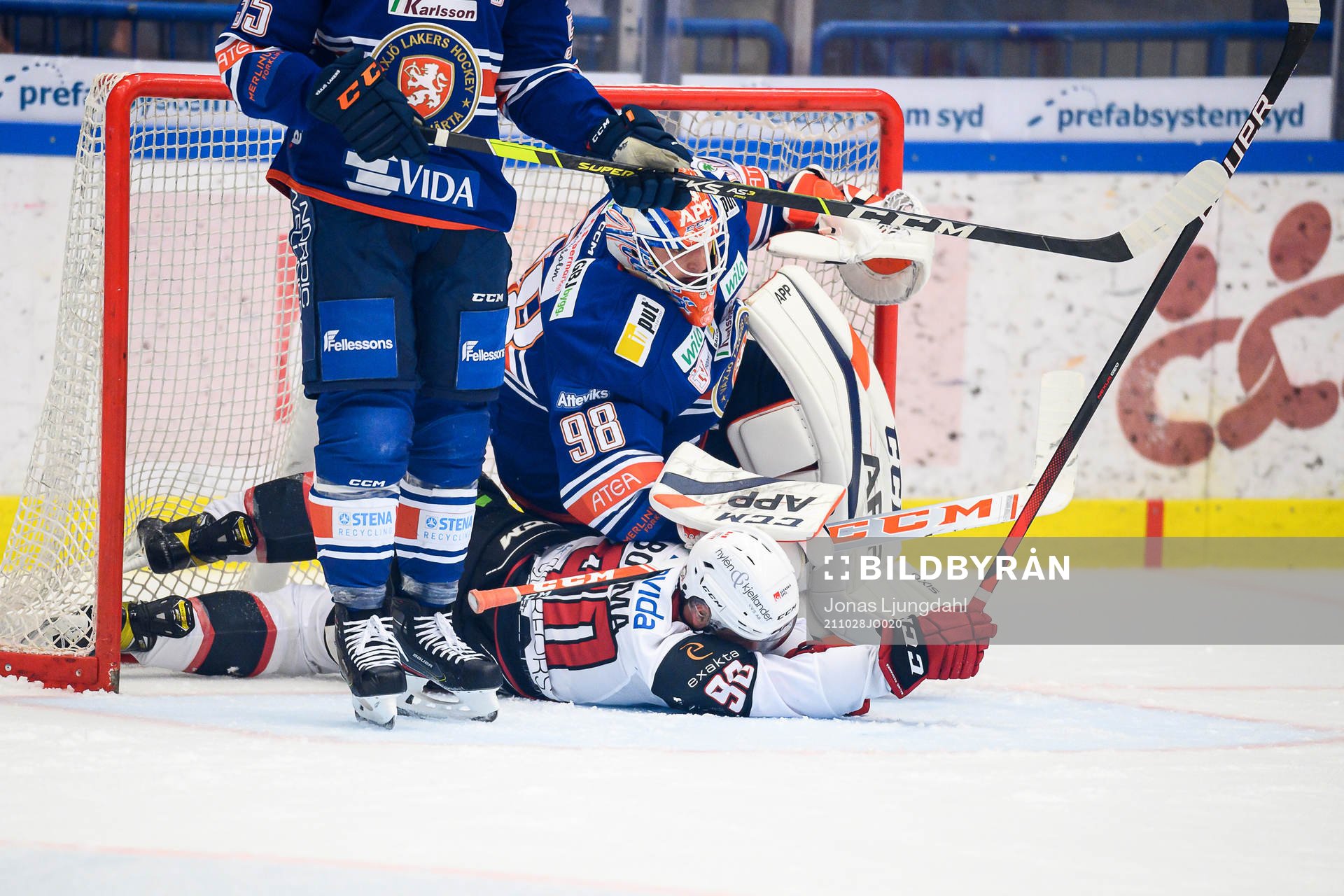 Malmö Redhawks Lance Bouma krockar med Växjös målvakt