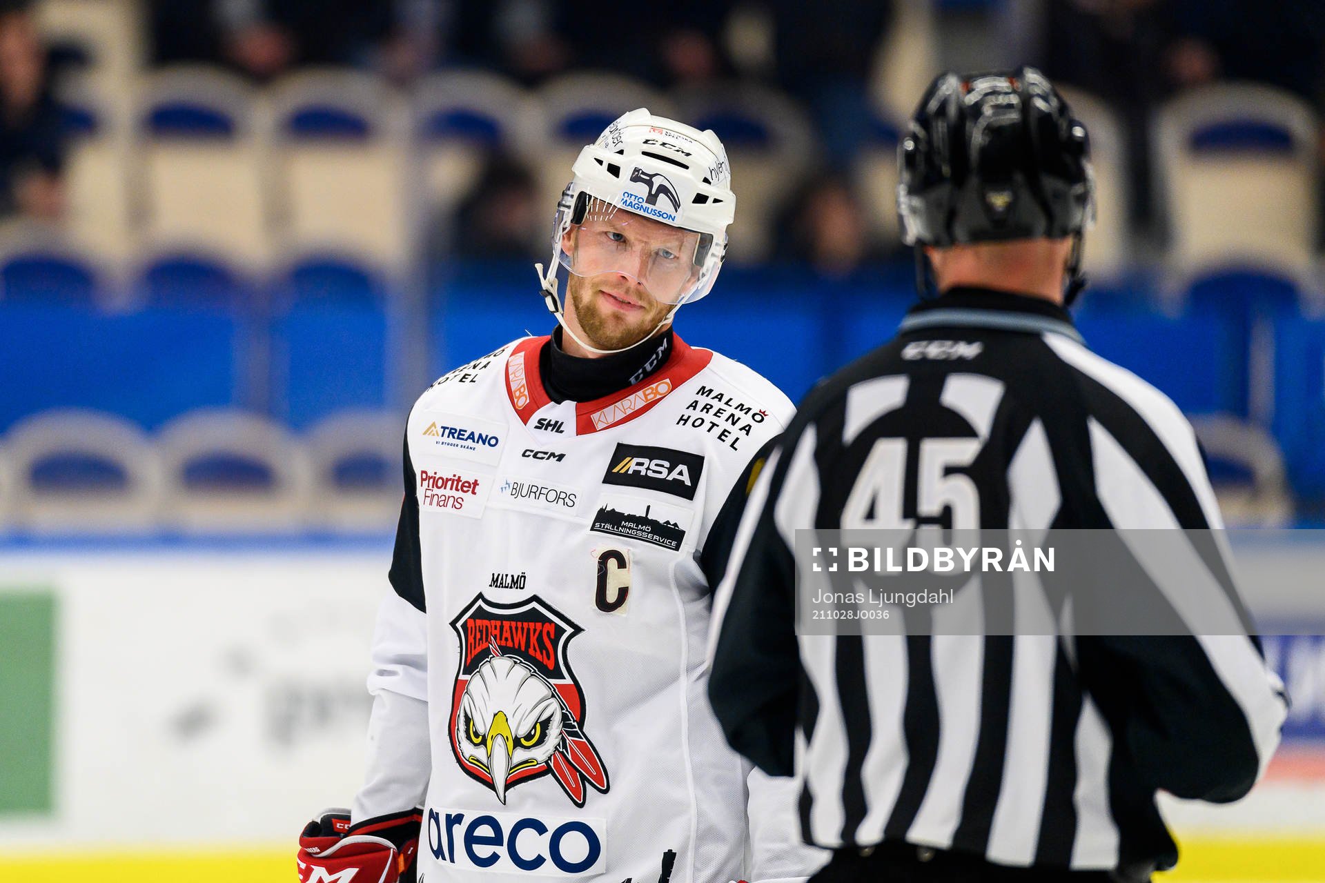 Malmö Redhawks Carl Söderberg pratar med Linjedomare