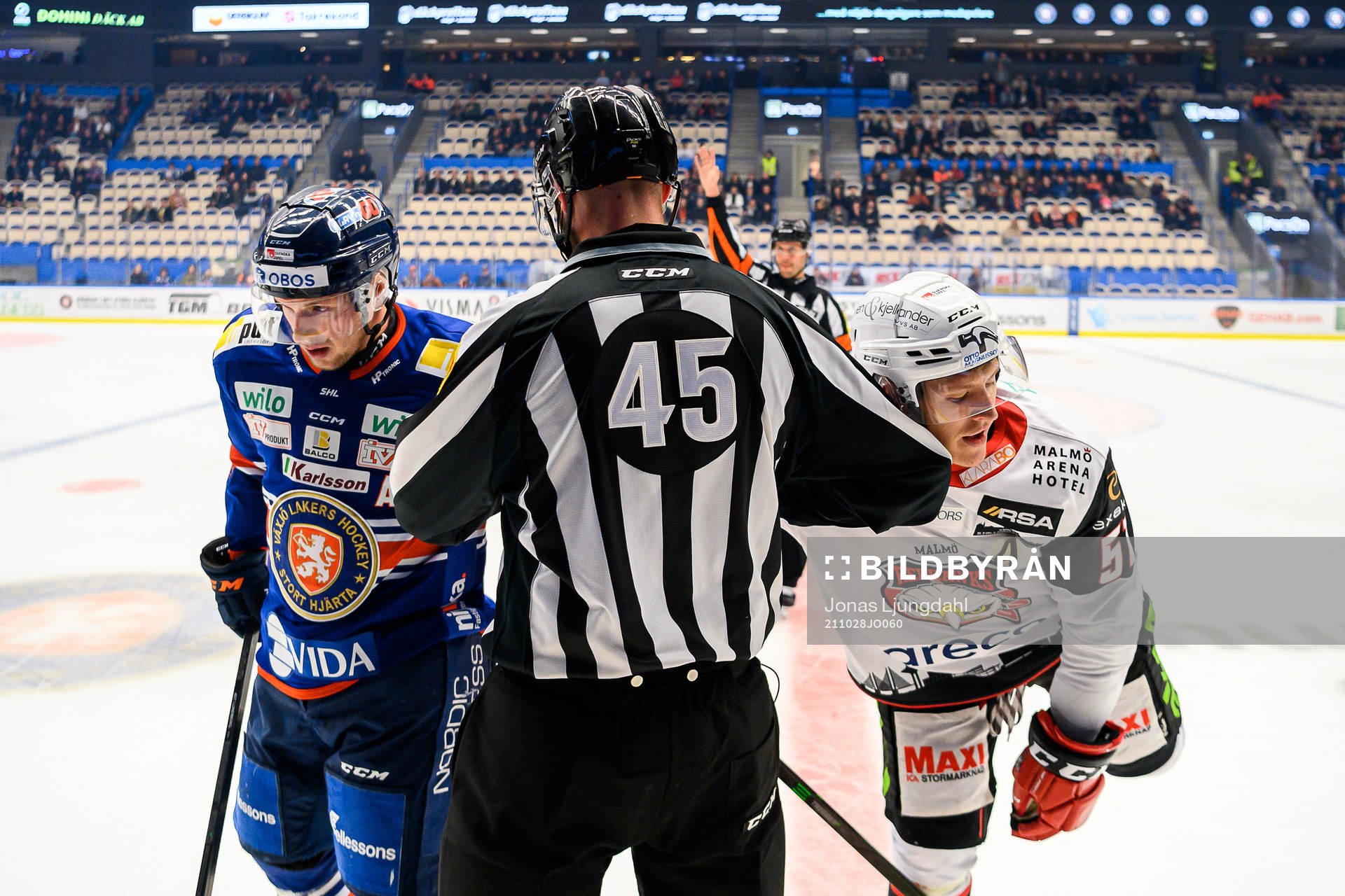 Linjedomare Niclas Westman går mellan Växjös Martin