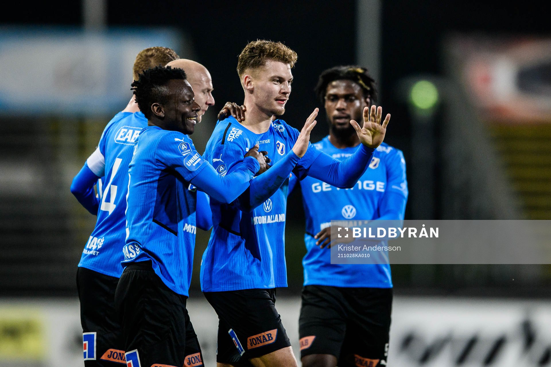 Halmstads Samuel Kroon jublar med lagkamrater efter 1-0 under fotbollsmatchen i Allsvenskan mellan Halmstad och Örebro den 28 oktober 2021 i Halmstad.
