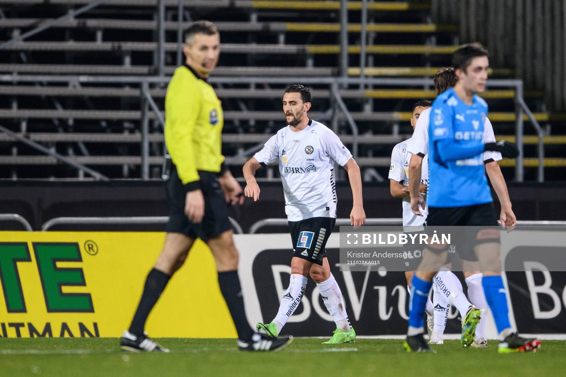 Örebros Agon Mehmeti jublar efter 1-1 under fotbollsmatchen i Allsvenskan mellan Halmstad och Örebro den 28 oktober 2021 i Halmstad. 
