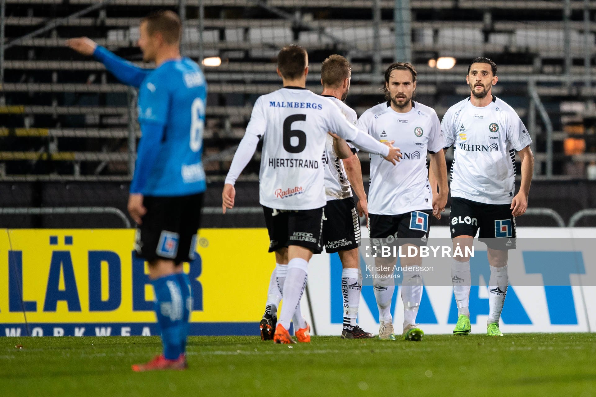 Örebros Agon Mehmeti jublar